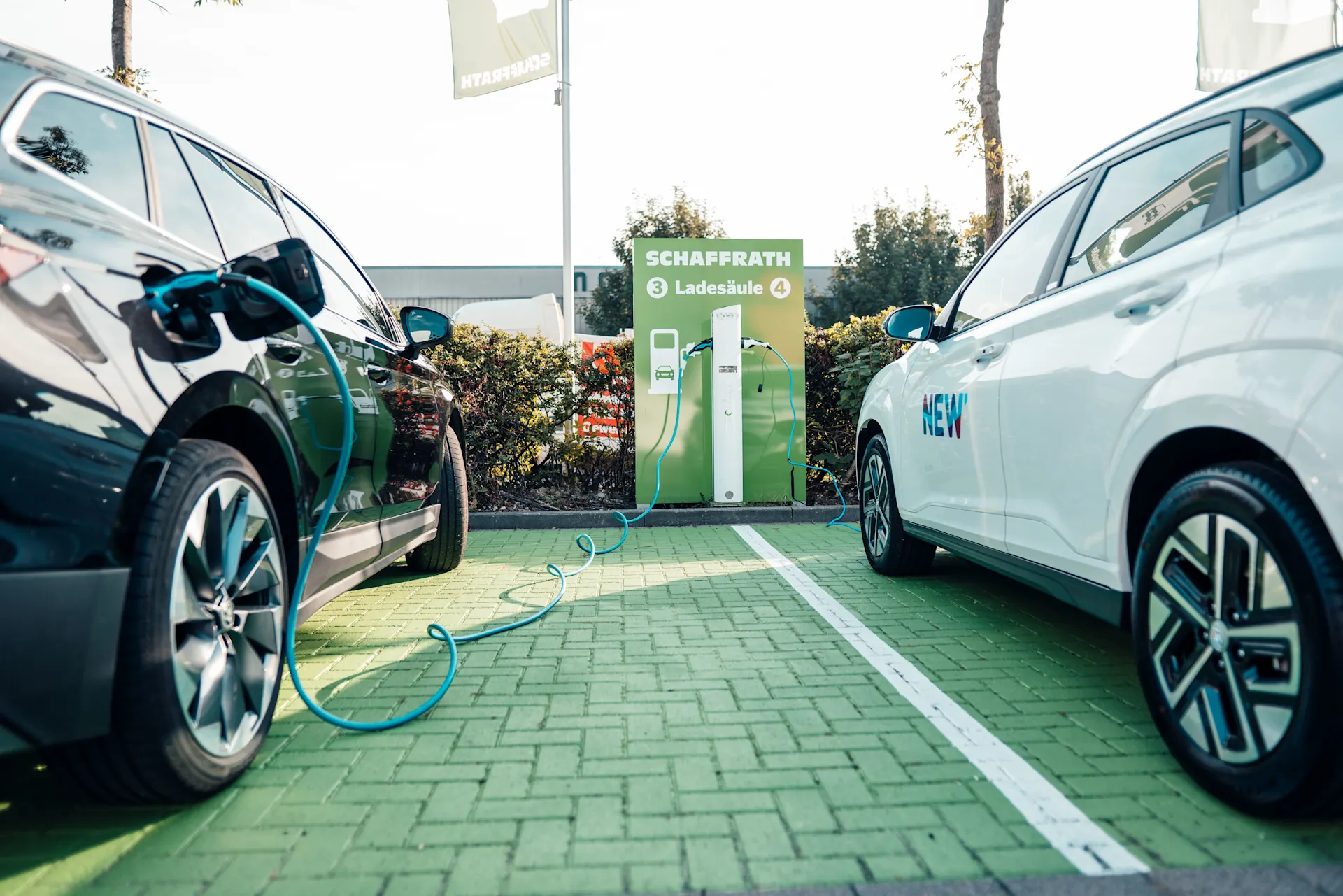 Lademanagement bei E-Autos Das Auto wird auf einem öffentlichen Parkplatz an einer Ladesäule der NEW Energie geladen.