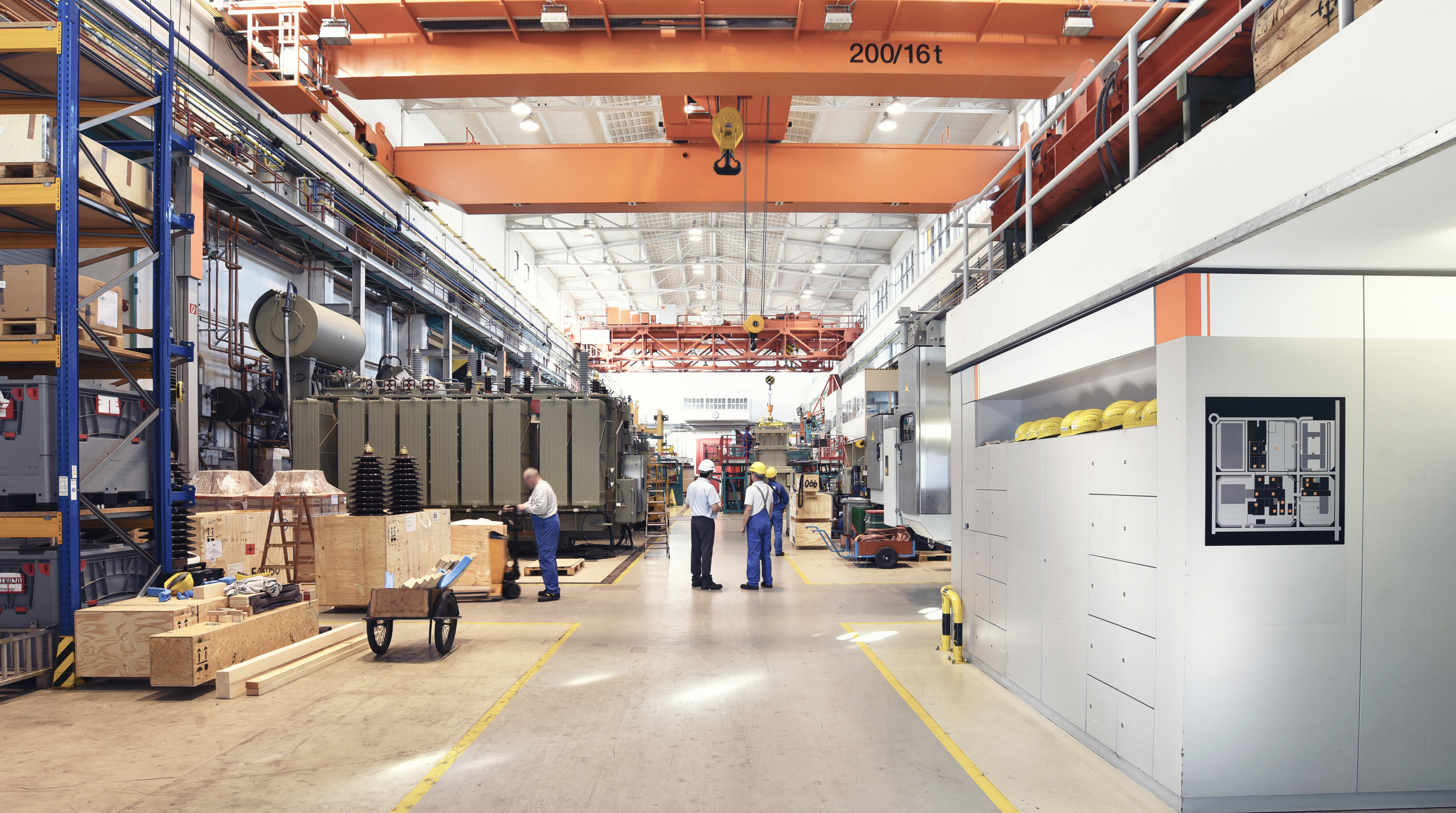  Industrieumfeld mit Mitarbeitenden und Maschinen – symbolisiert die nahtlose Integration von LoRaWAN in bestehende Betriebsabläufe zur Prozessoptimierung.