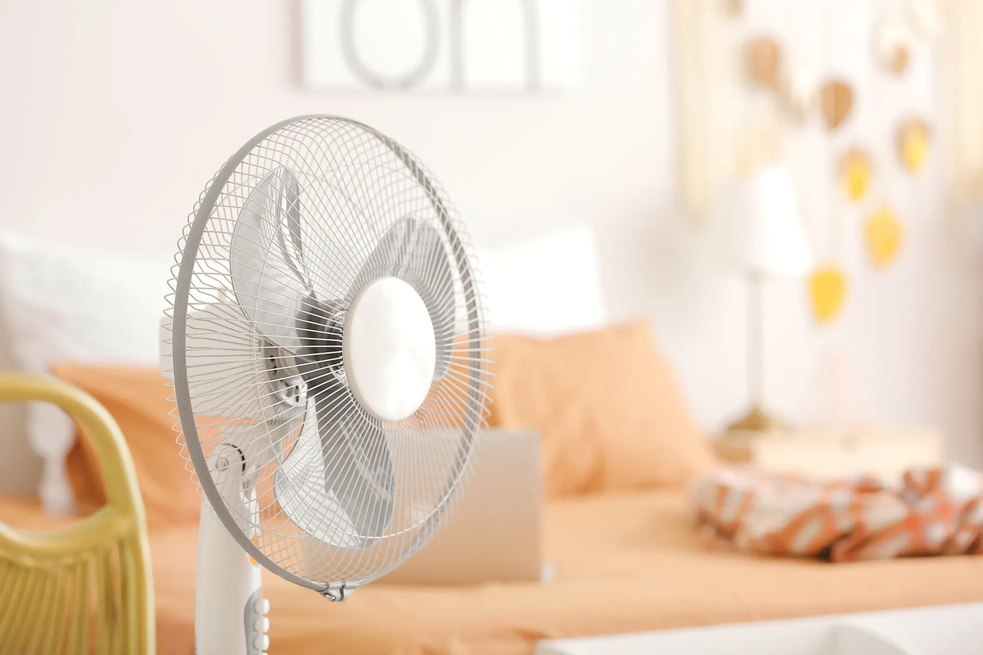 Ein Ventilator steht in einem Wohnzimmer. Er ist eine einfache Alternative zu einer Klimanalage.