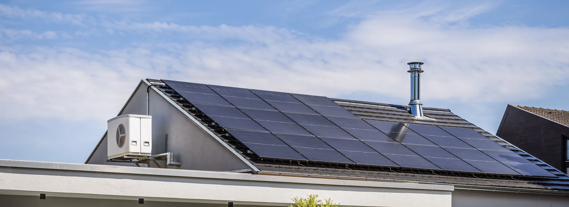 Wärmepumpe und Photovoltaik bei der NEW Energie Ein modernes Haus mit einer Wärmepumpe und Photovoltaik-Anlage der NEW Energie.