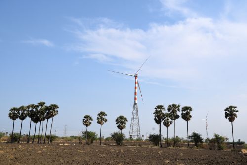 Projektfoto Windenergie Indien. Blick auf ein Windrad in Indien.
