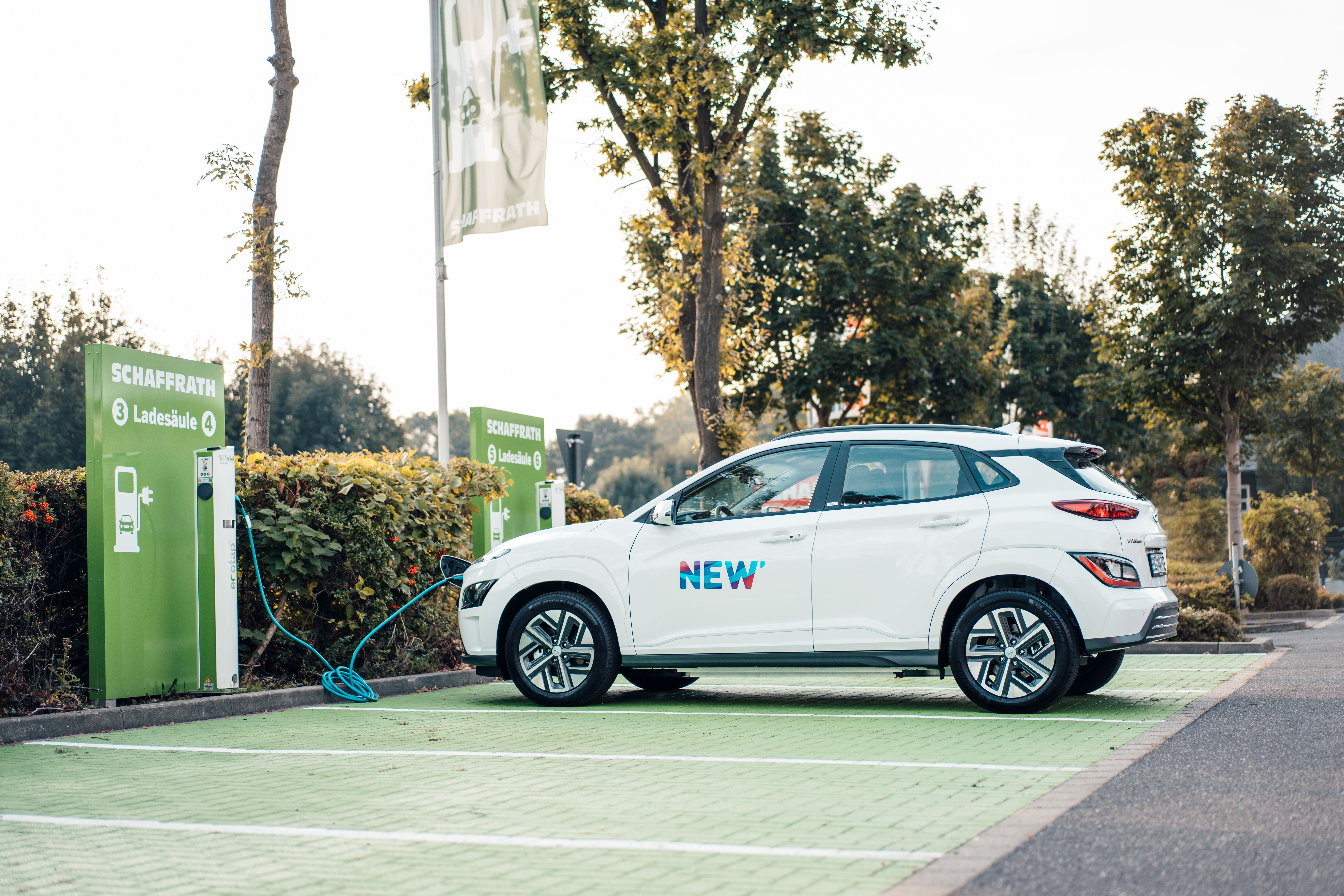 Ein Elektroauto parkt auf einem Parkplatz für E-Autos der NEW Energie.