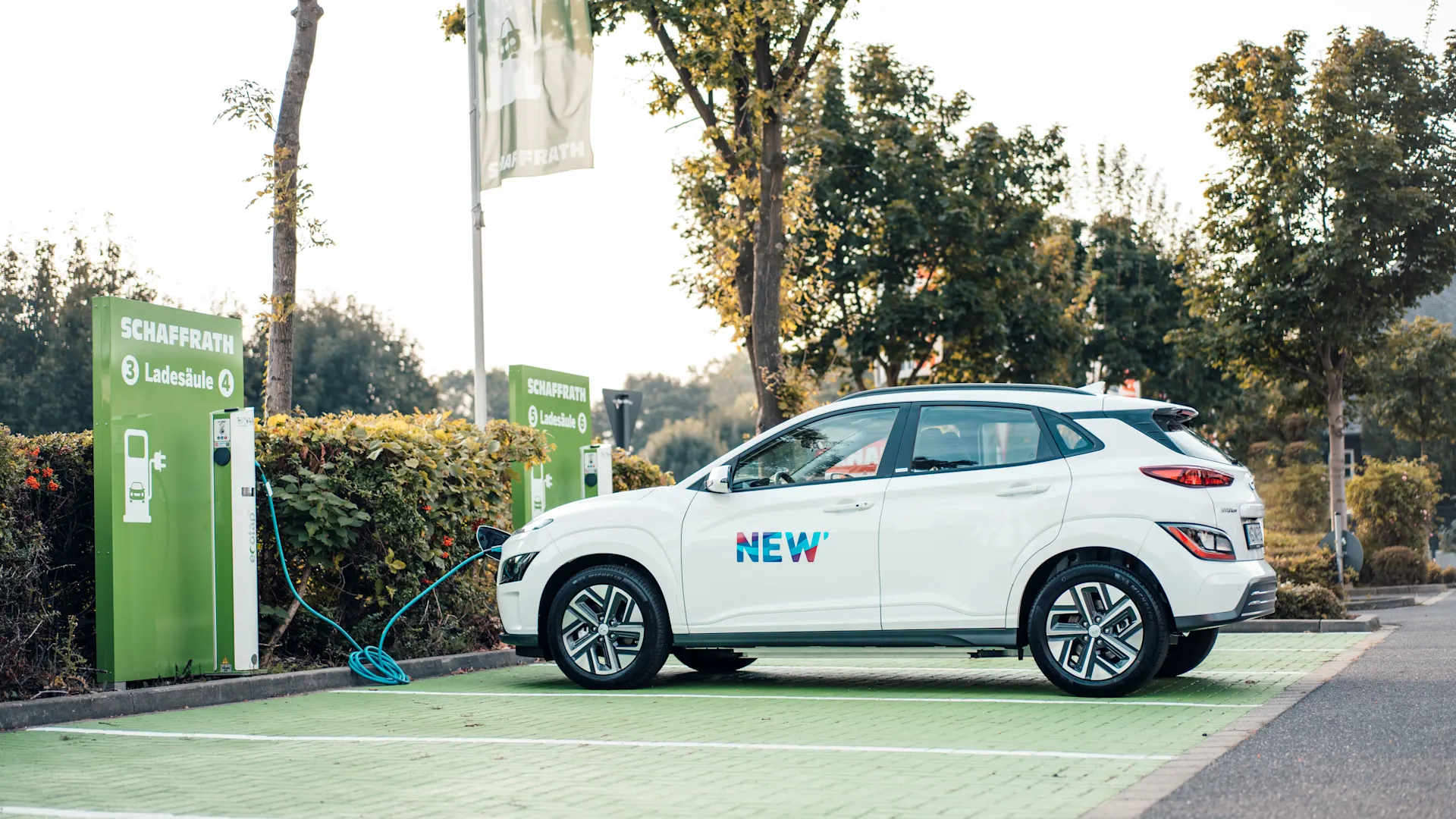 E-Auto auf öffentlichem Ladeparkplatz Ein Elektroauto parkt auf einem Parkplatz für E-Autos der NEW Energie.