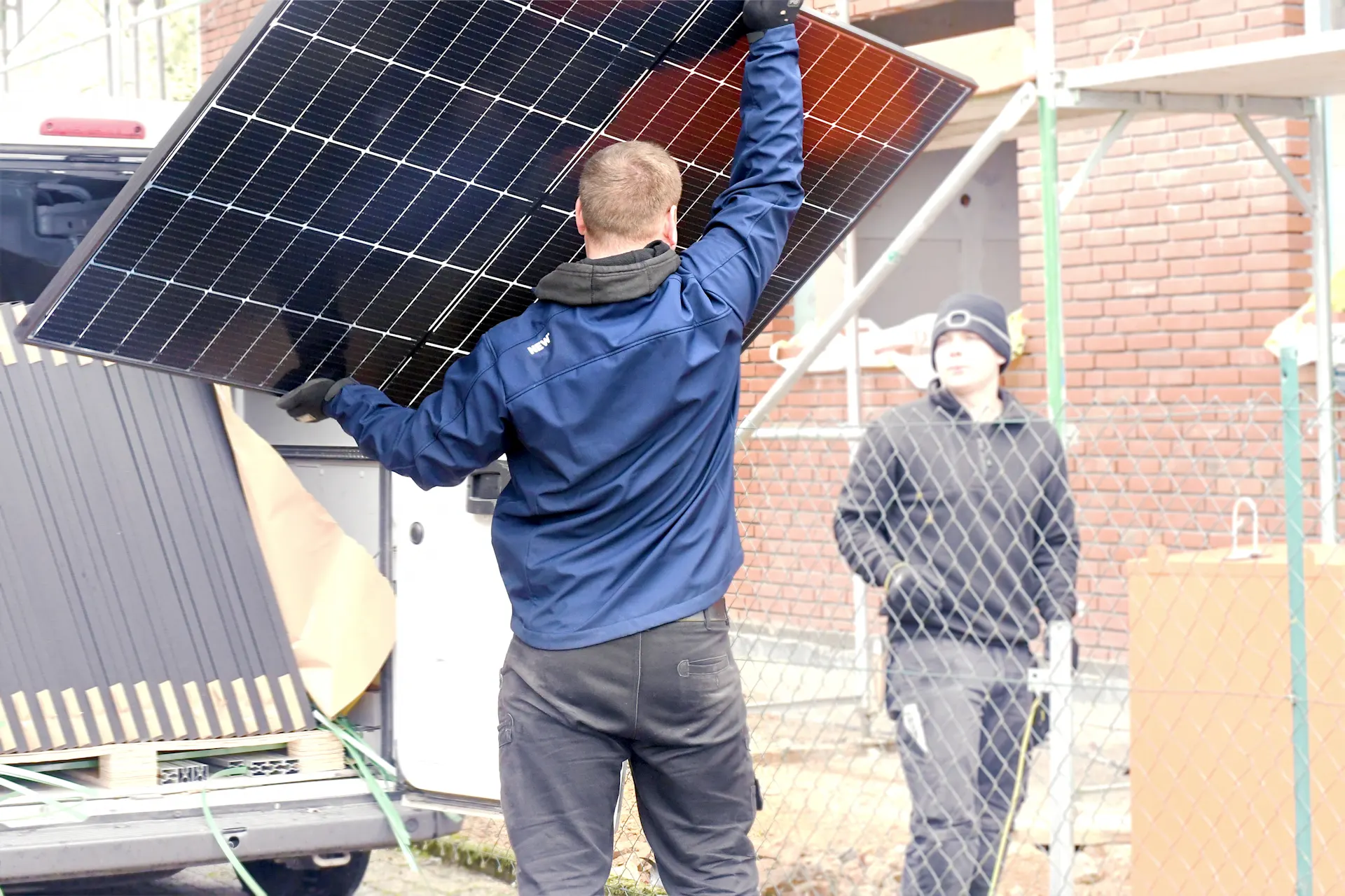 Photovoltaik Lieferung Ein Mitarbeiter der NEW Energie ist mit der Lieferung einer PV Anlage beschaeftigt.