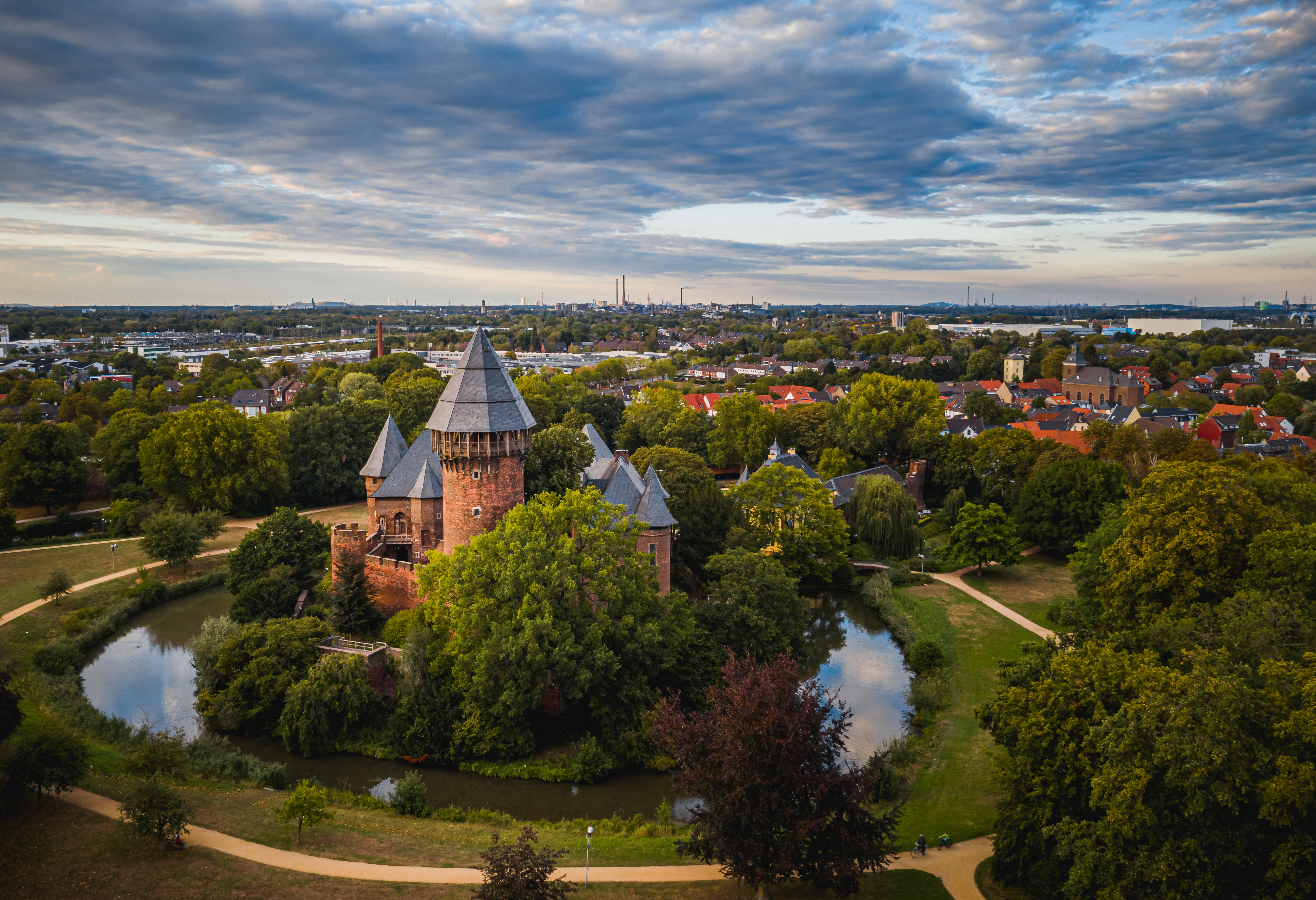 Blick aus der Vogelperspektive auf die Sehenswürdigkeit Burg Krefeld-Linn.