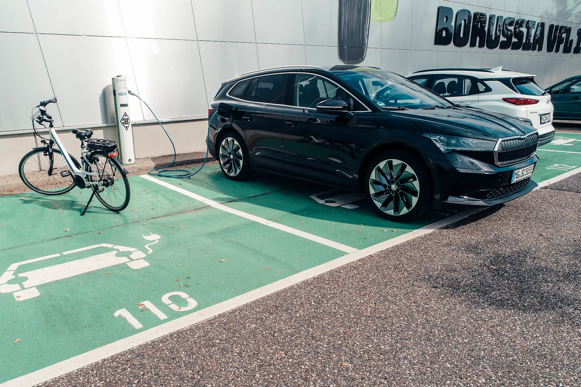 E-Laden über eine öffentliche Ladesäule Ein Elektroauto ist auf dem Parkplatz von Borussia Mönchengladbach an eine Ladestation der NEW Energie angeschlossen.