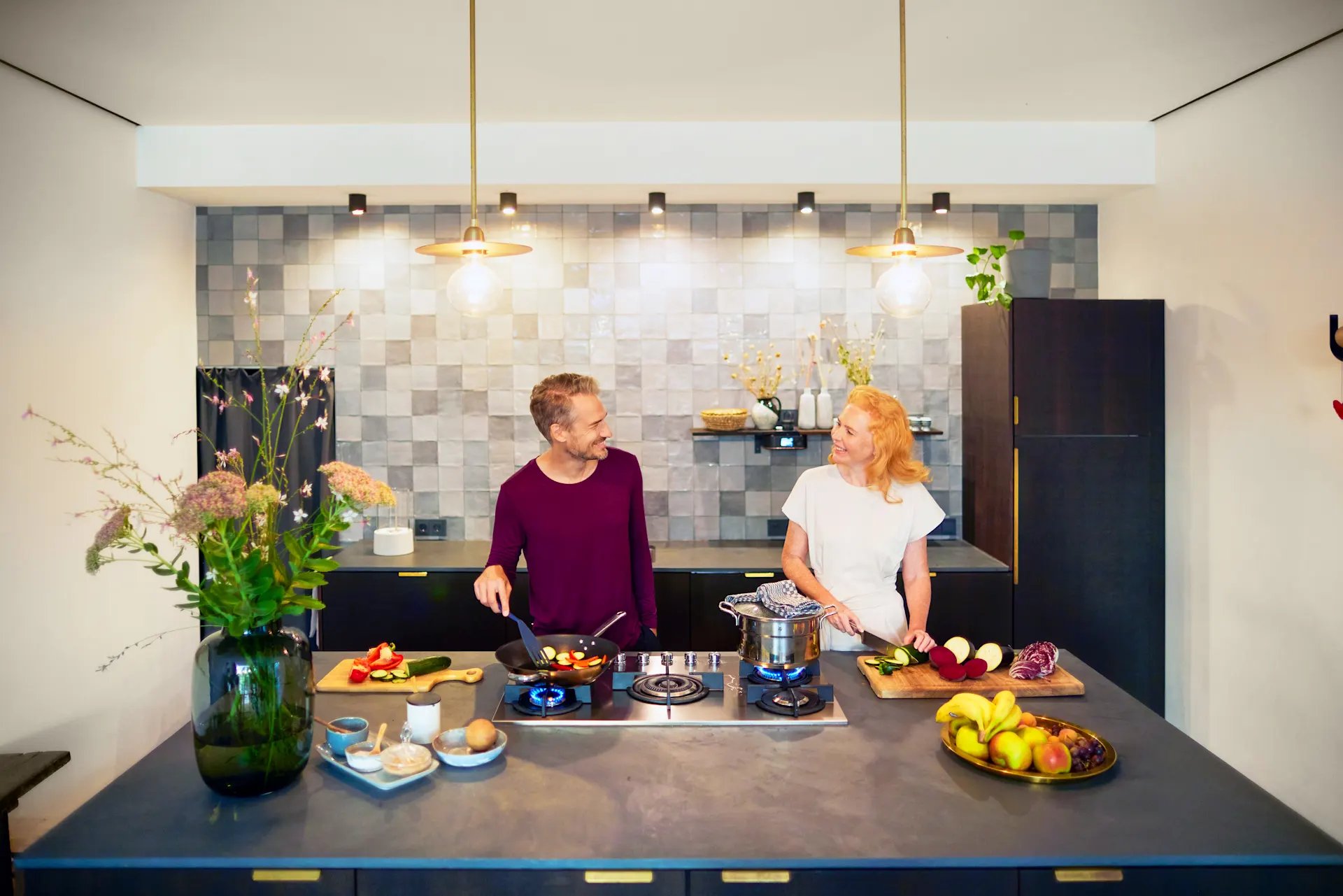 Zur Vorbereitung des Abendessens ist ein Paar am kochen mit günstigen Gas von dem Stromanbieter NEW Energie.