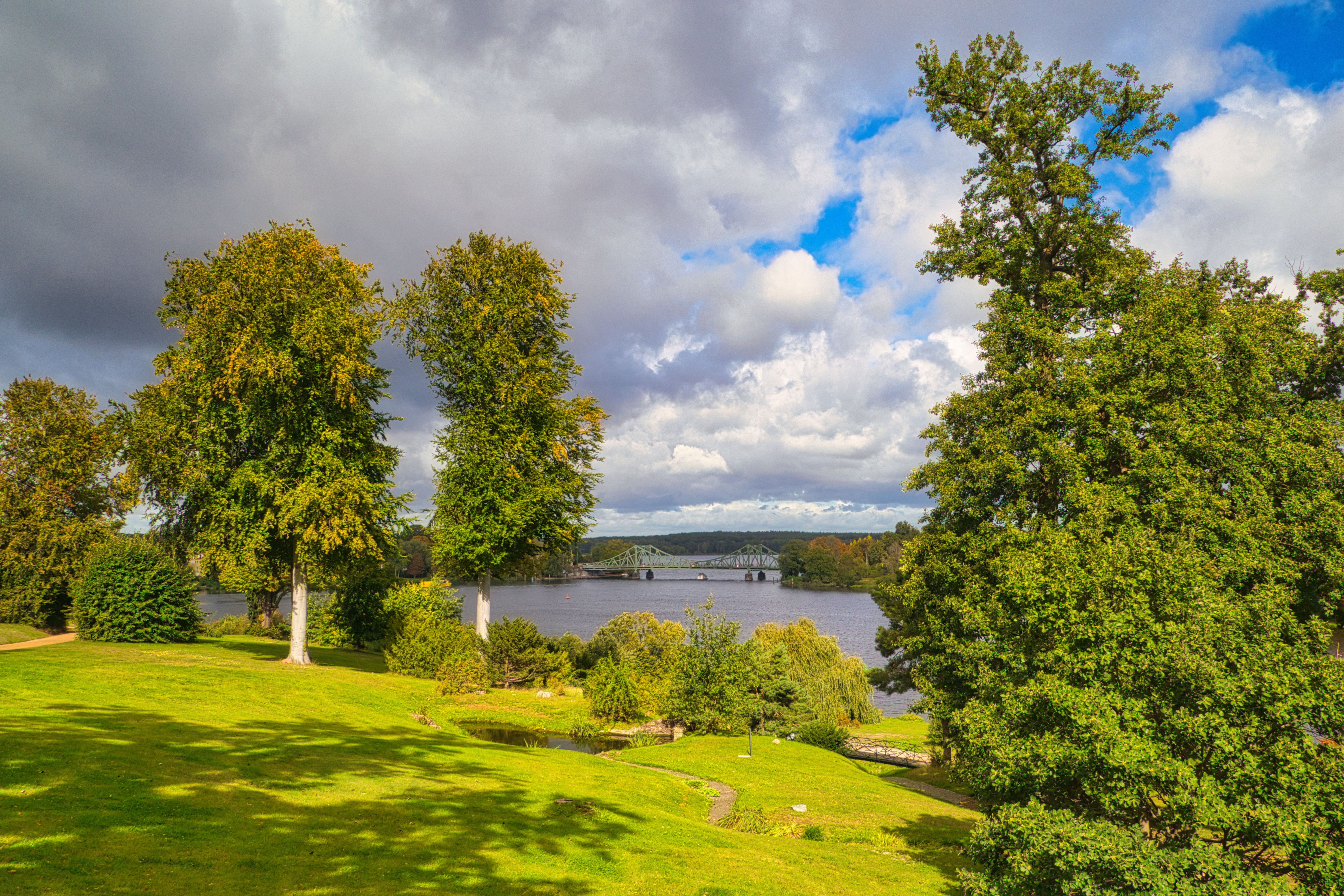 Blick von einer Wiese auf die Potsdam Glienicker Brücke.