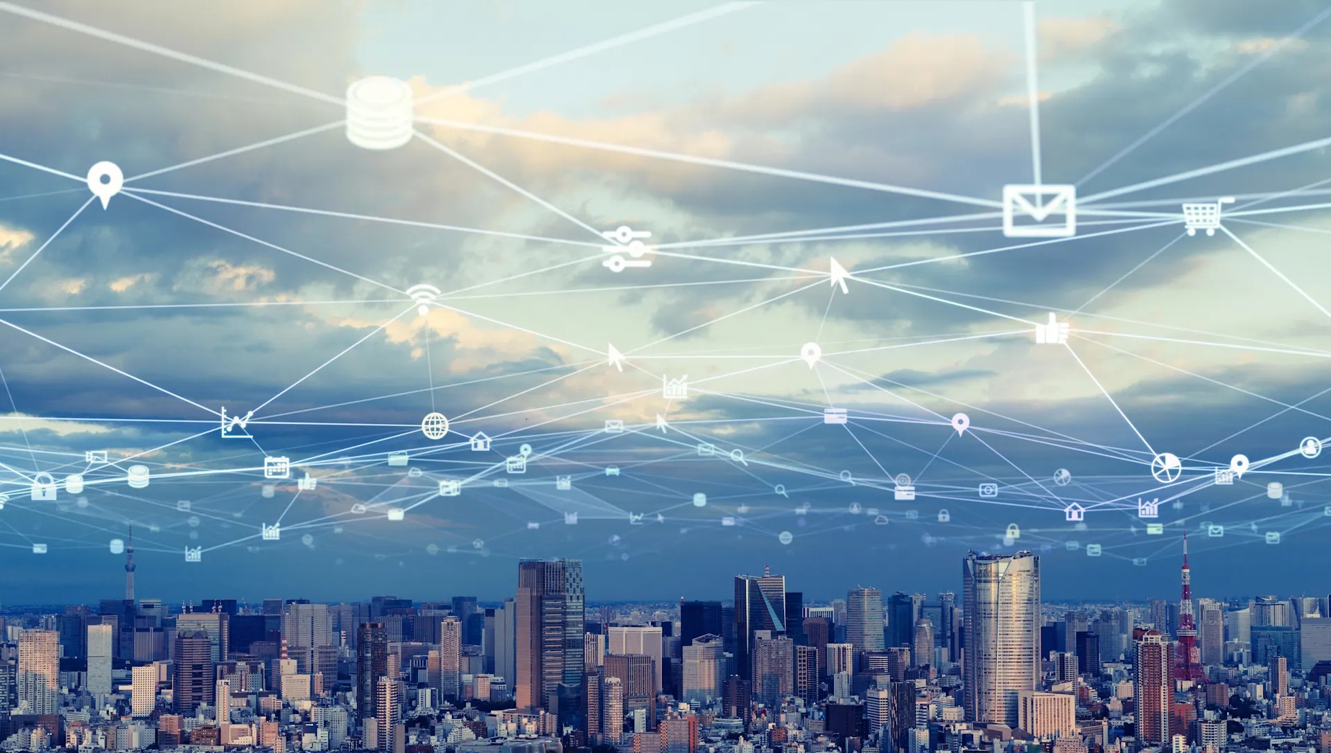 Vorteile von LorRaWan Skyline einer Stadt mit einem angedeuteten Netzwerk mit Verbindungen. LoRaWAN ist eine Infrastruktur für Smart-City- und IIoT-Anwendungen von der NEW-Energie.