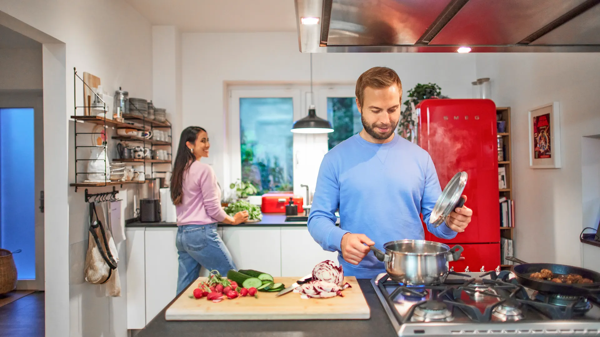 Gemeinsames Kochen mit der Familie Ein Pärchen kocht in einer Küche mit Gas von der NEW Energie.