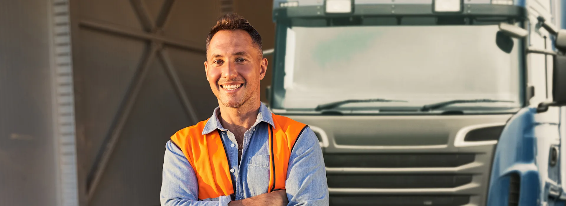 LKW-Ladehub Niederzissen. Dieses Bild wurde mit Hilfe von KI erstellt Ein Mann mit Warnweste steht vor einem LKW. Mit diesem fährt er zum Ladehub der NEW Energie in Niederzissen. Dieses Bild wurde mit Hilfe von KI erstellt