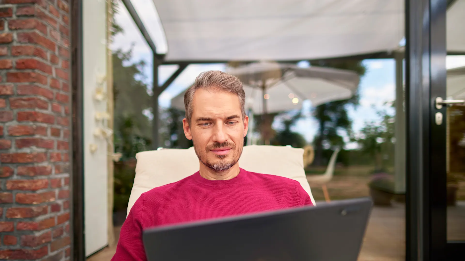 Wissenswertes und Neuigkeiten Ein Mann auf einer Gartenliege schaut sich mit einem Tablet alles Wissenswertes über die Energietarife bei der NEW Energie an.
