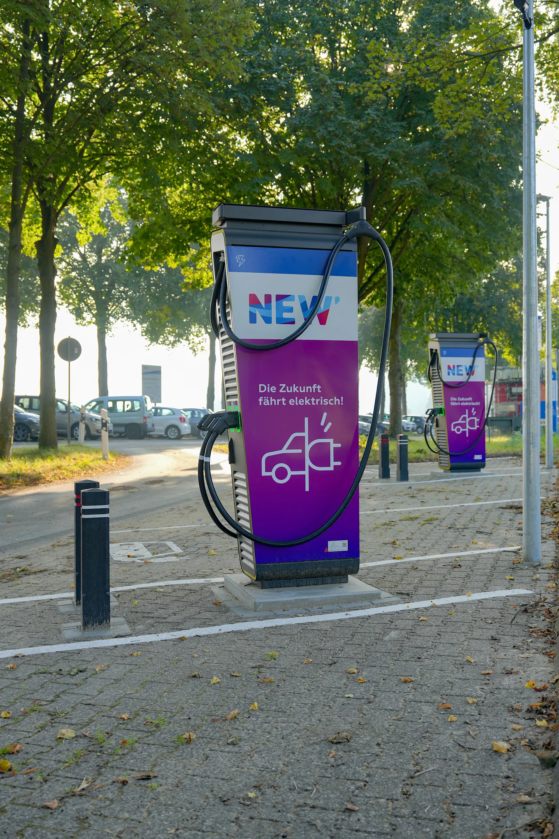 Schnellladepark mit E-Ladesäulen am Wasserwerk Helenabrunn Ein Schnellladepark mit E-Ladesäulen der NEW Energie am Wasserwerk Helenabrunn.