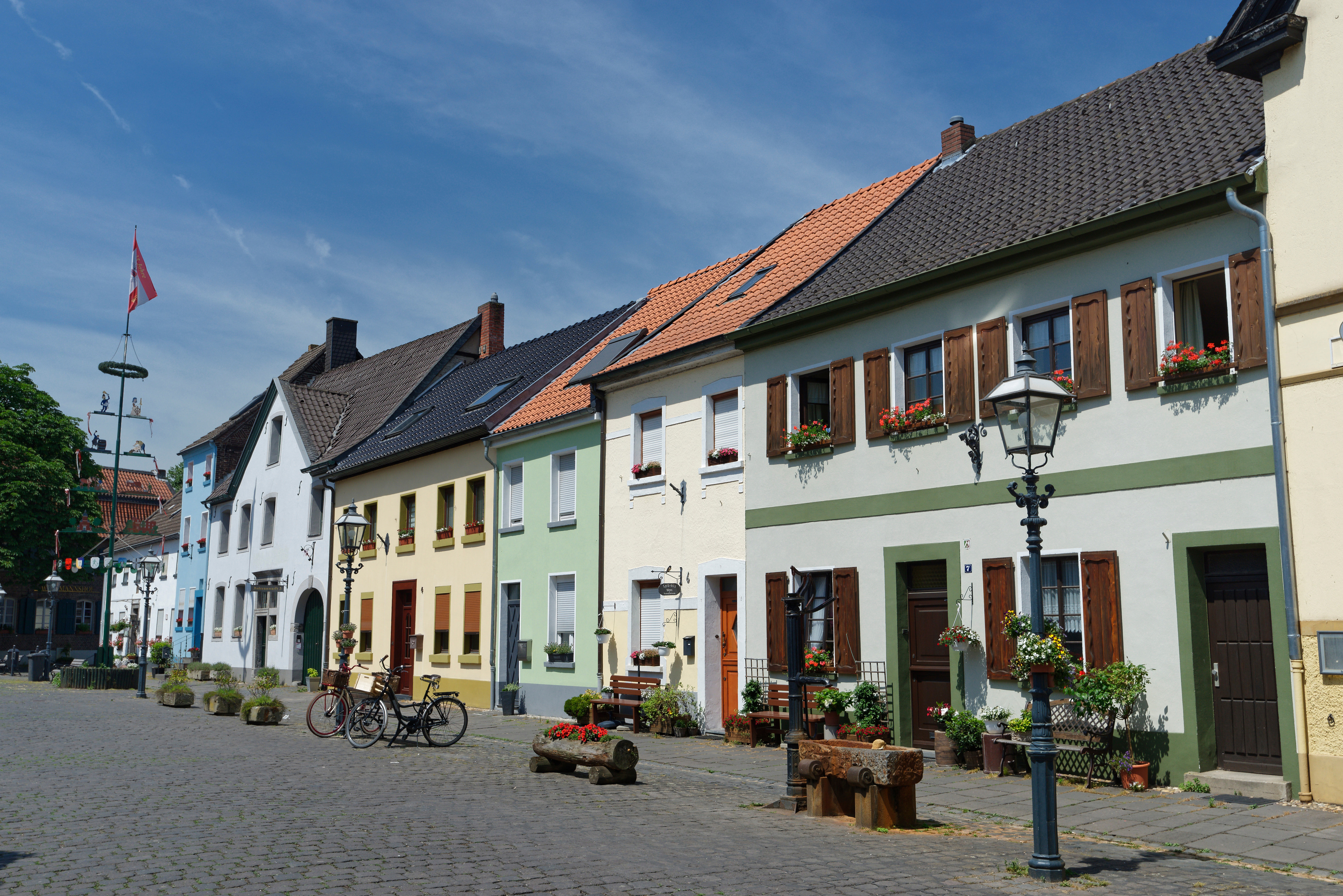 Sicht auf bunte Häuser in einer Straße in Krefeld-Linn.