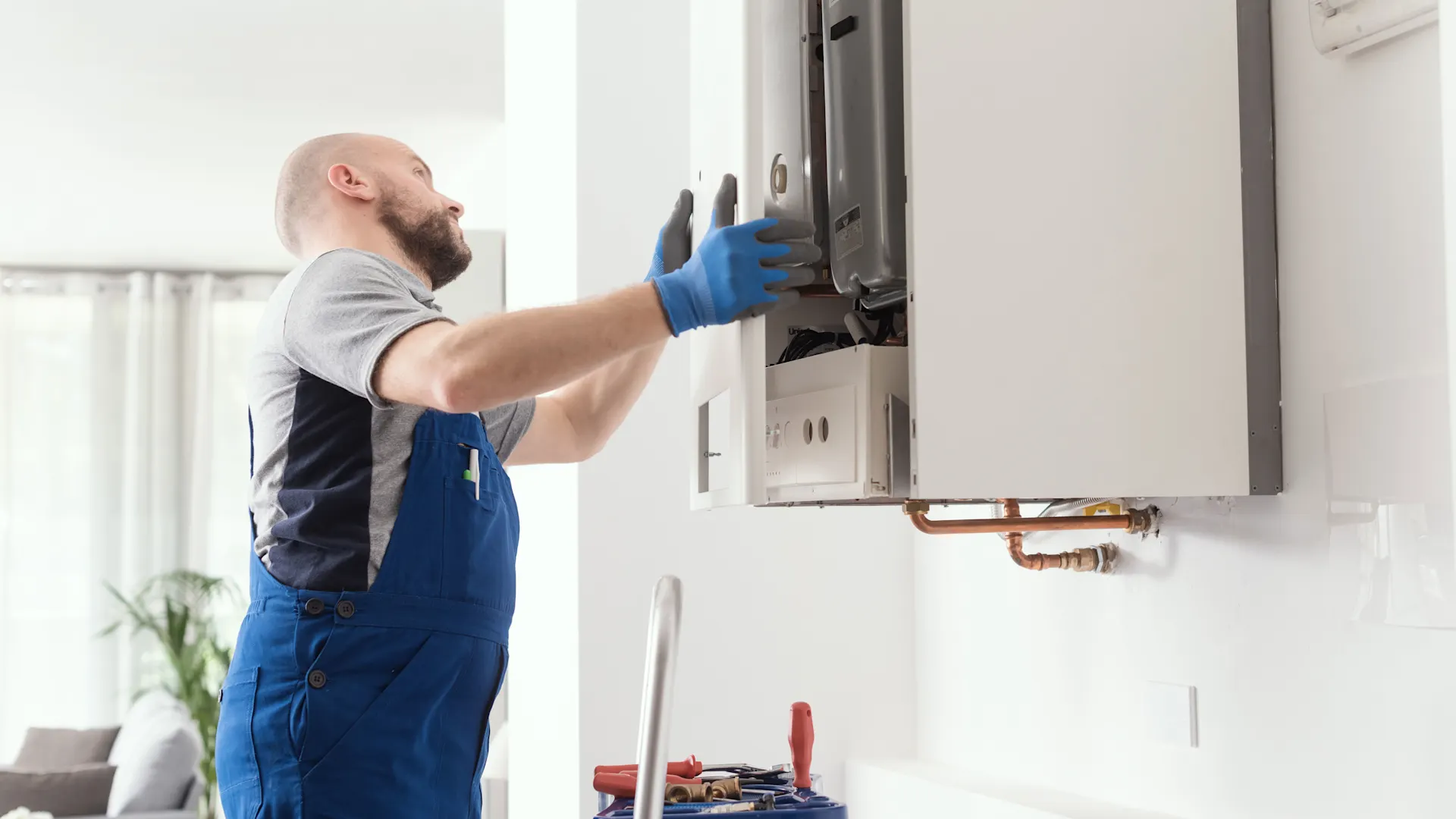 Heizungsmonteur montiert Heizung Ein Heizungsmonteur montiert eine Heizung der NEW Energie in einem Gebäude.