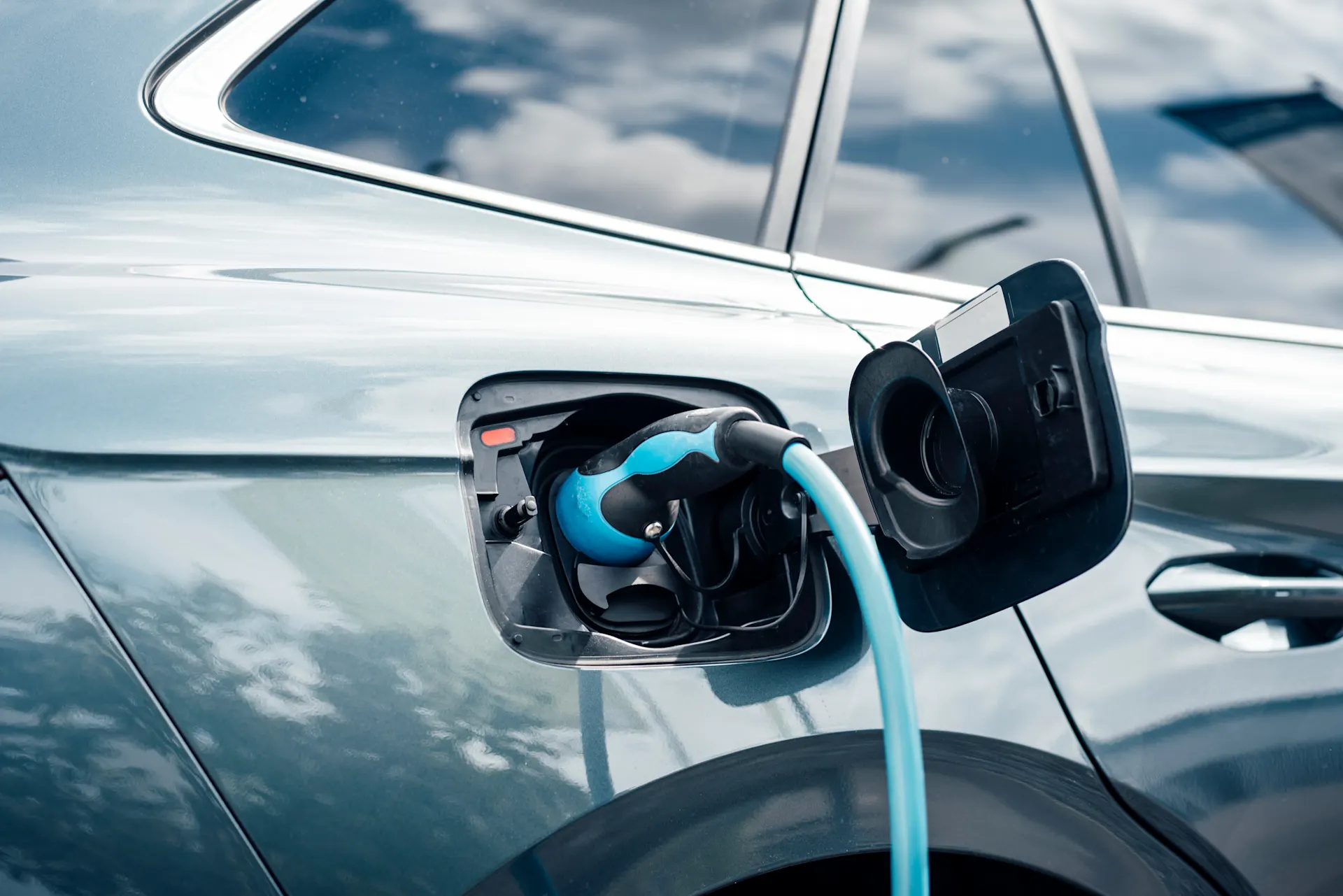 Mit Autostrom E-Laden Das E-Auto wird über einen Ladestecker mit Autostrom der NEW Energie geladen.