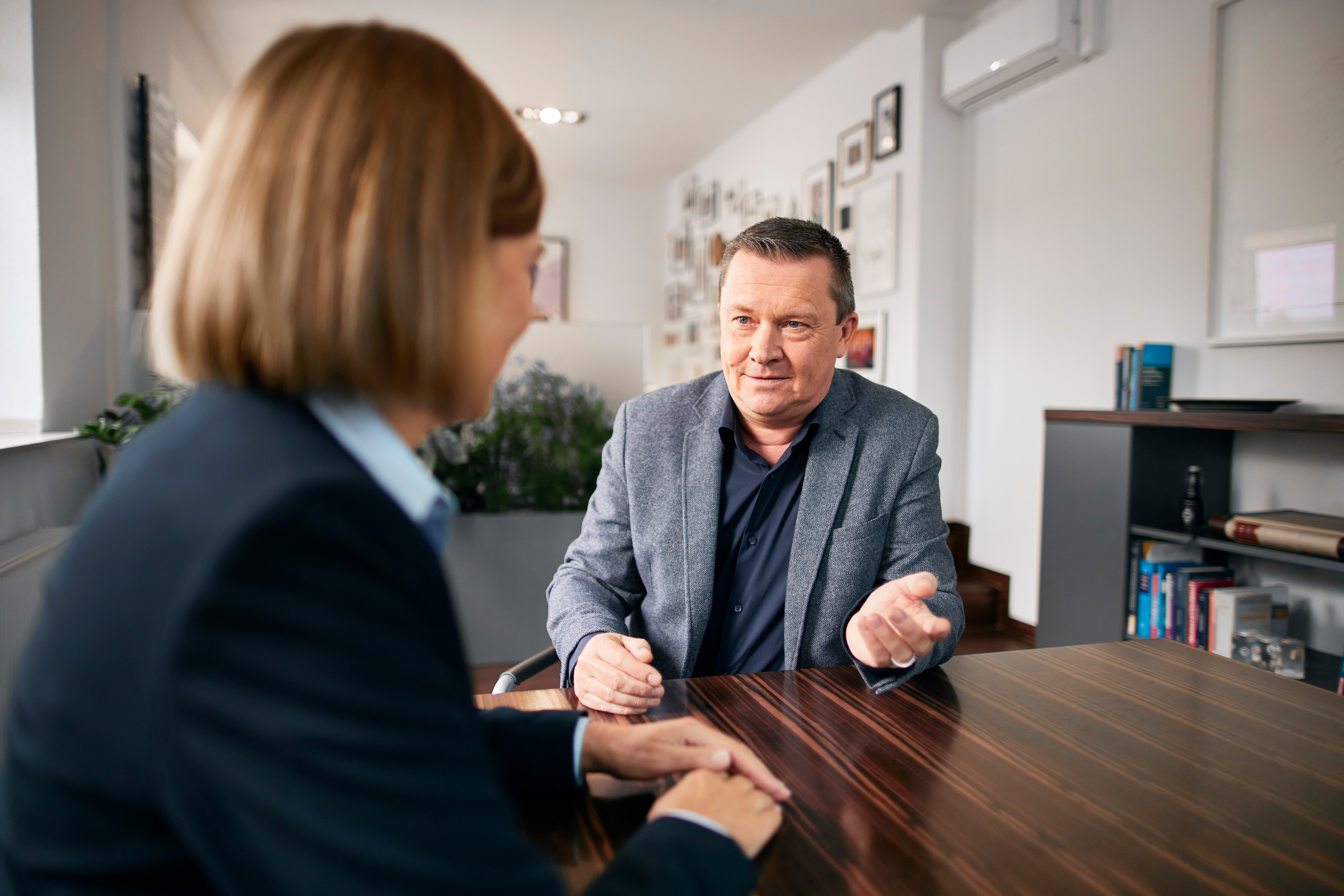 Eine Frau und ein Mann führen eine Geschäftskundenberatung.