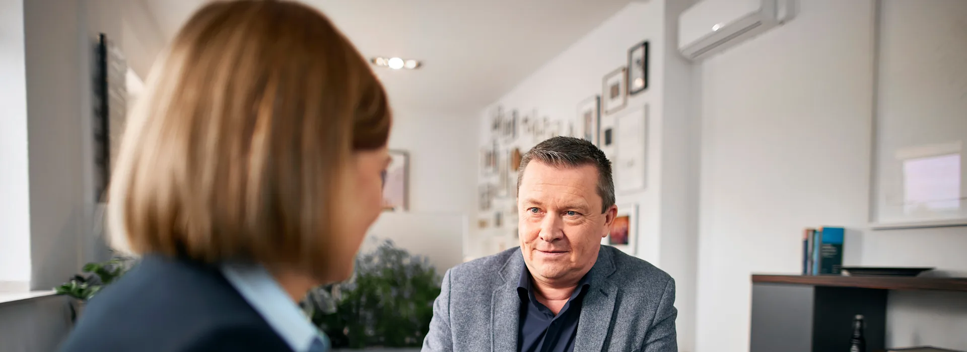 Geschäftskundenberatung Eine Frau und ein Mann führen eine Geschäftskundenberatung.