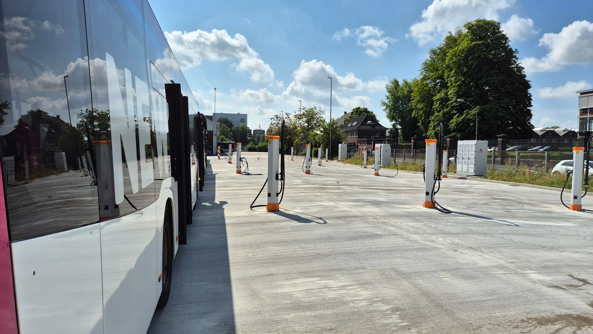 E-Ladesäulen auf dem Gelände der NEW E-Ladesäulen neben einem NEW Bus auf dem Gelände der NEW.