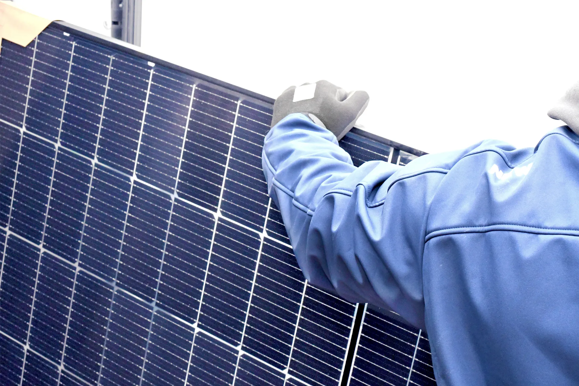 Ein Techniker der NEW hält eine Solarzelle von dem Stromanbieter NEW Energie fest, welche zur Herstellung von Ökostrom verwendet wird.