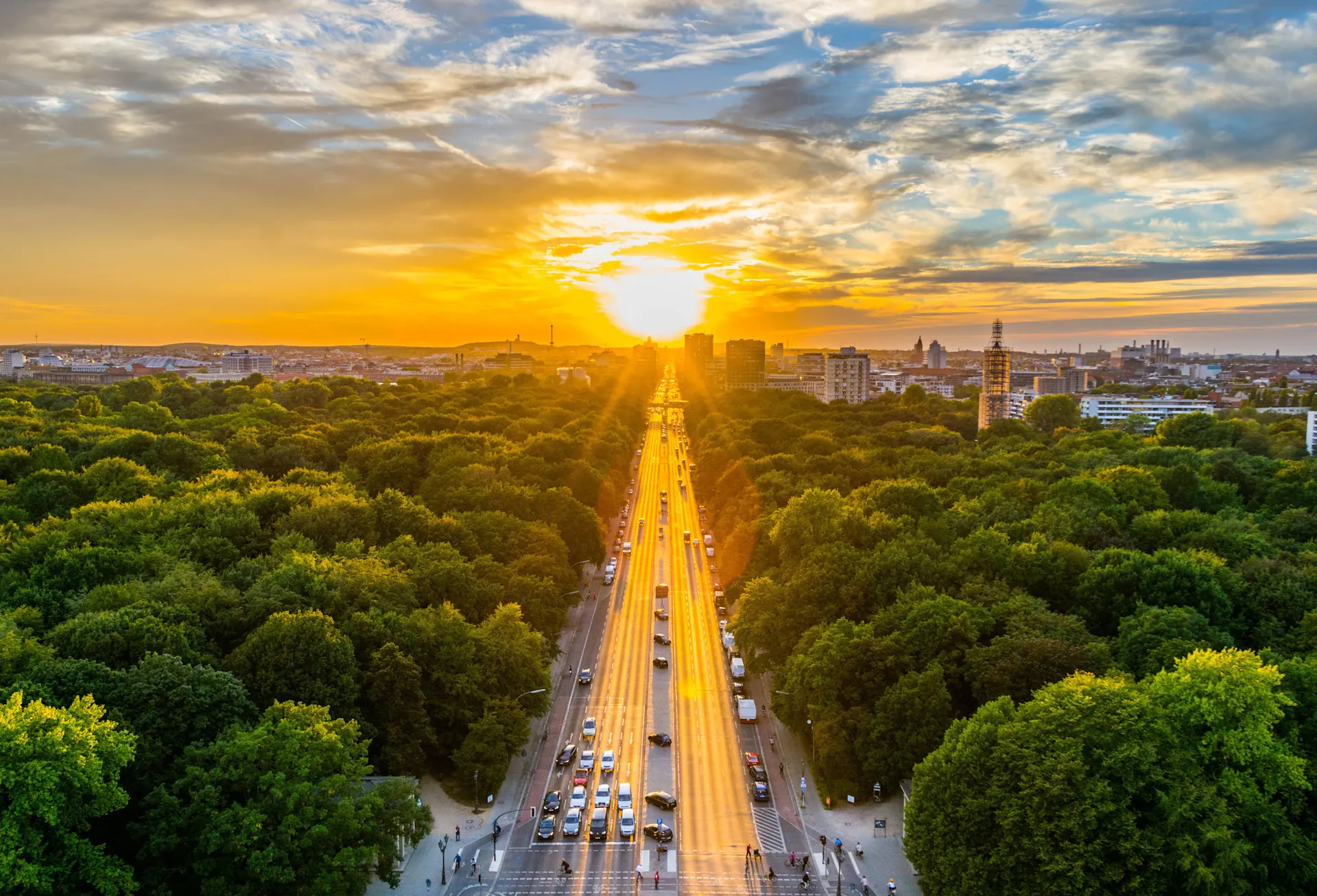Berlin Tiergarten in der Siegessaeule Luftaufnahme des Tiergartens in Berlin mit Blick auf einen Sonnenuntergang.