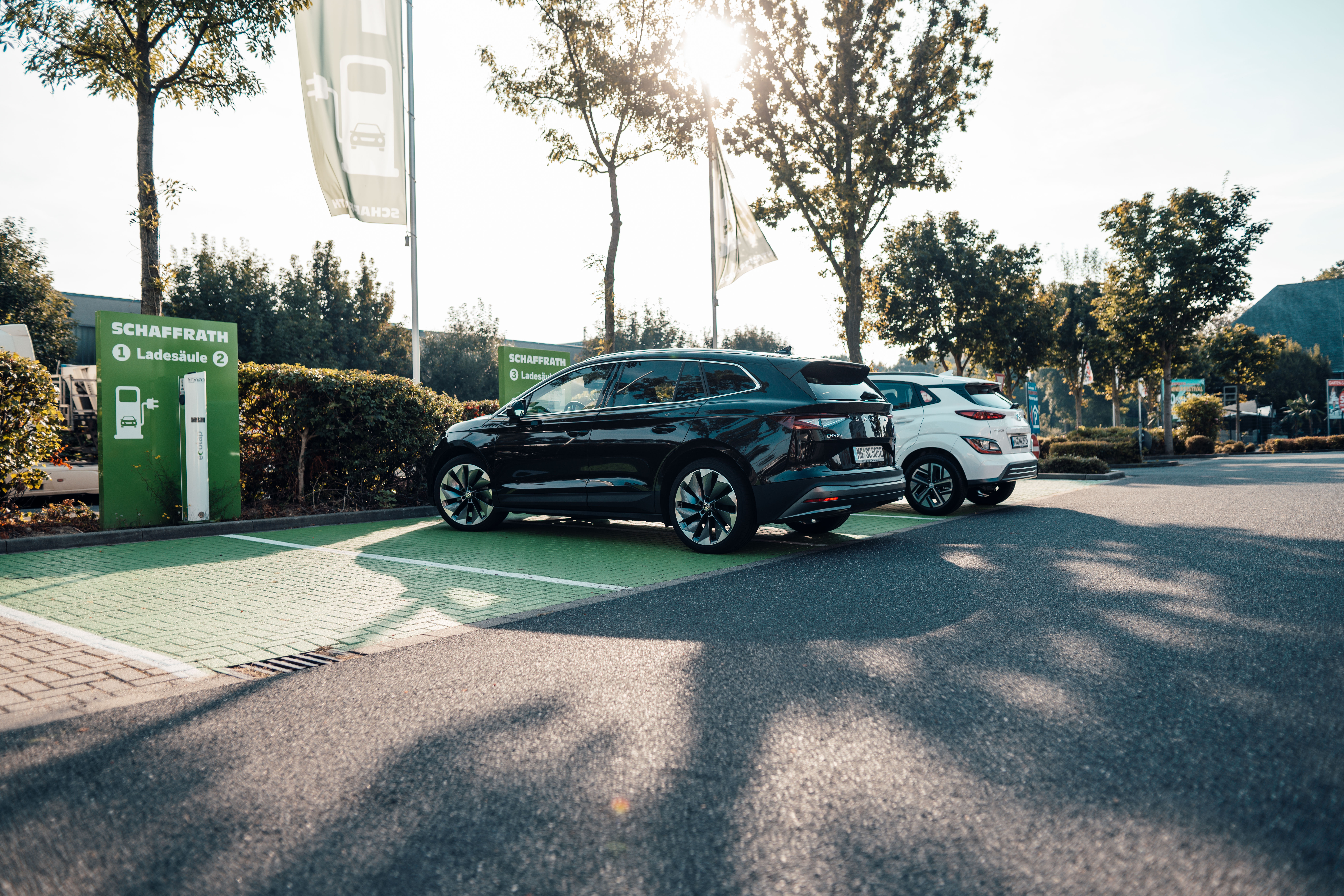 E-Autos stehen auf einem öffentlichen E-Ladeparkplatz der NEW Energie.