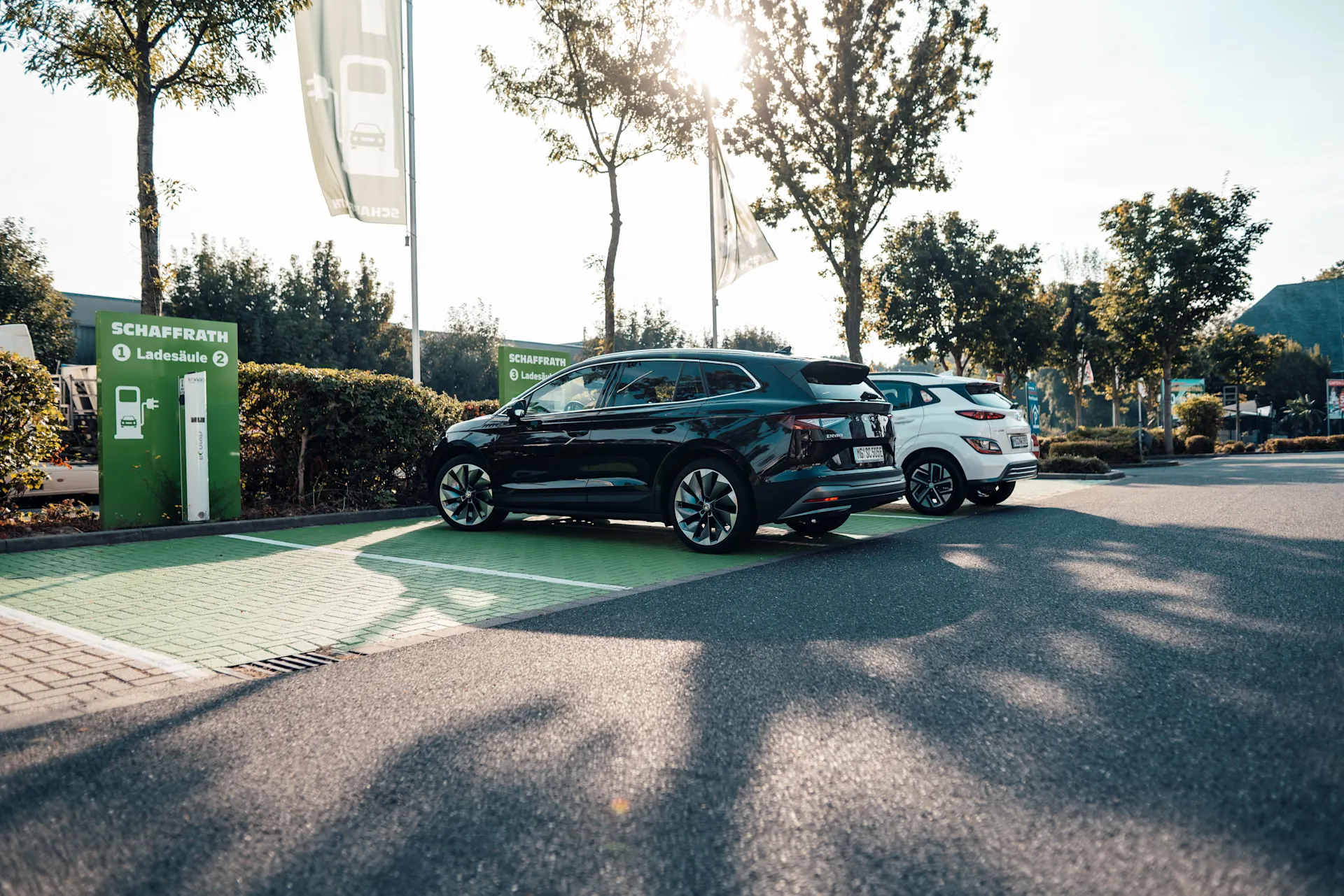 E-Autos stehen auf einem öffentlichen E-Ladeparkplatz der NEW Energie.