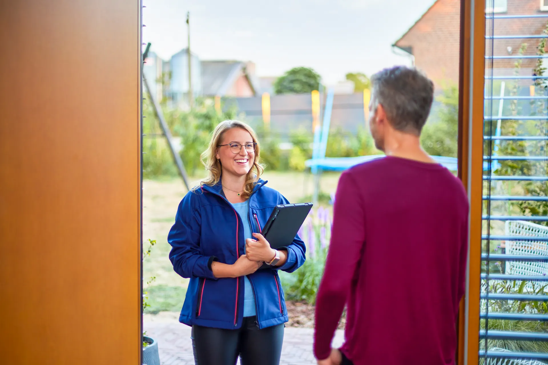 Beratung zur Photovoltaikanlage Eine NEW Mitarbeiterin besucht einen Kunden zu Hause. Sie führt eine Beratung durch für eine PV-Anlage von der NEW Energie.