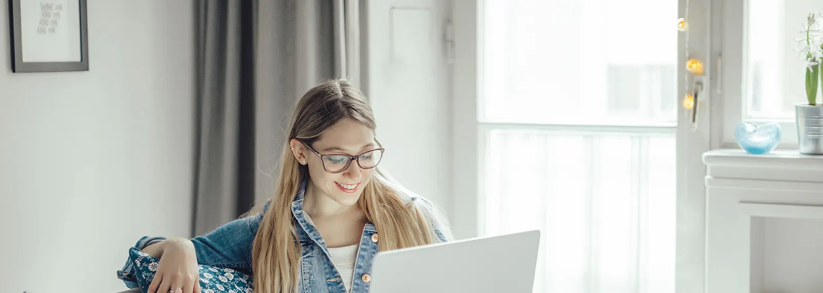 Angelegenheiten online durchführen Eine Frau sitzt am Laptop und informiert sich über die NEW Energie.