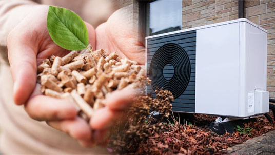 Hybrid-Wärmepumpe vor dem Haus mit einer Hand die Pallets hält.