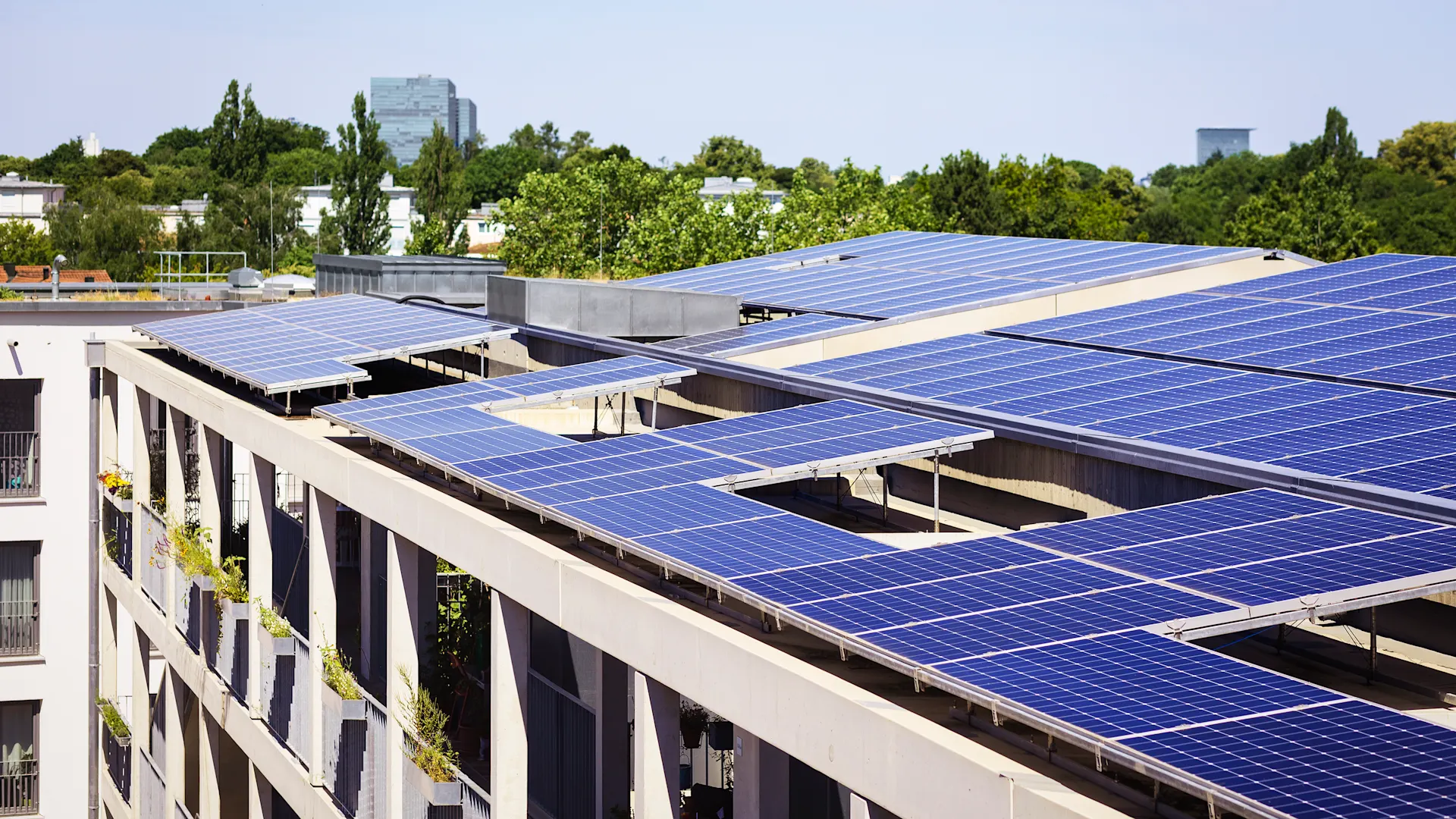 Photovoltaik auf Mehrfamilienhäusern Auf einem Mehrfamilienhaus sind zahlreiche Photovoltaik-Module montiert.