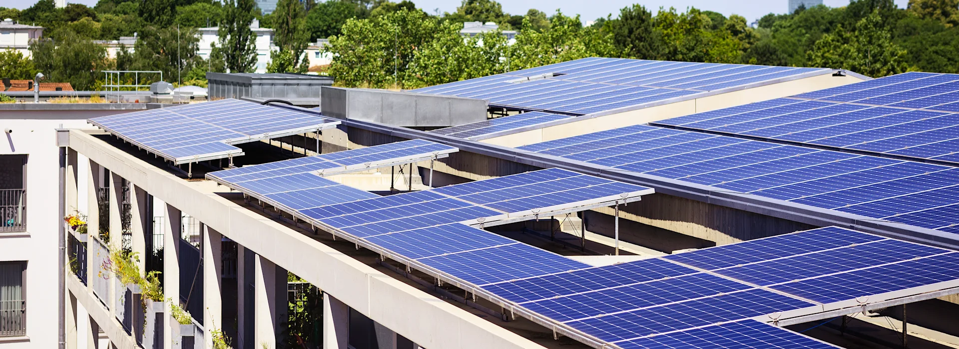 Photovoltaik auf Mehrfamilienhäusern Auf einem Mehrfamilienhaus sind zahlreiche Photovoltaik-Module montiert.