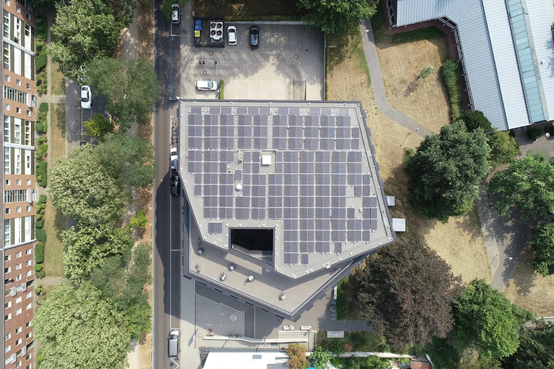 Geschäftsgebäude mit PV Anlage Ein Geschäftsgebäude der NEW, das NEW Blauhaus, mit Solarzellen auf dem Dach von oben.