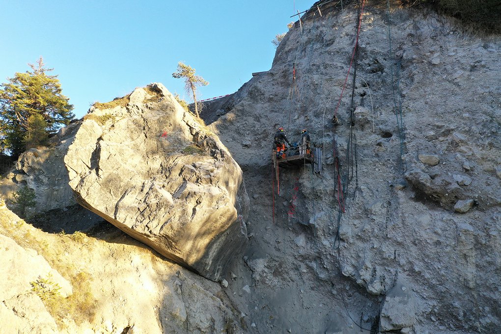Ein riesiger Felsblock liegt in der Felswand. 