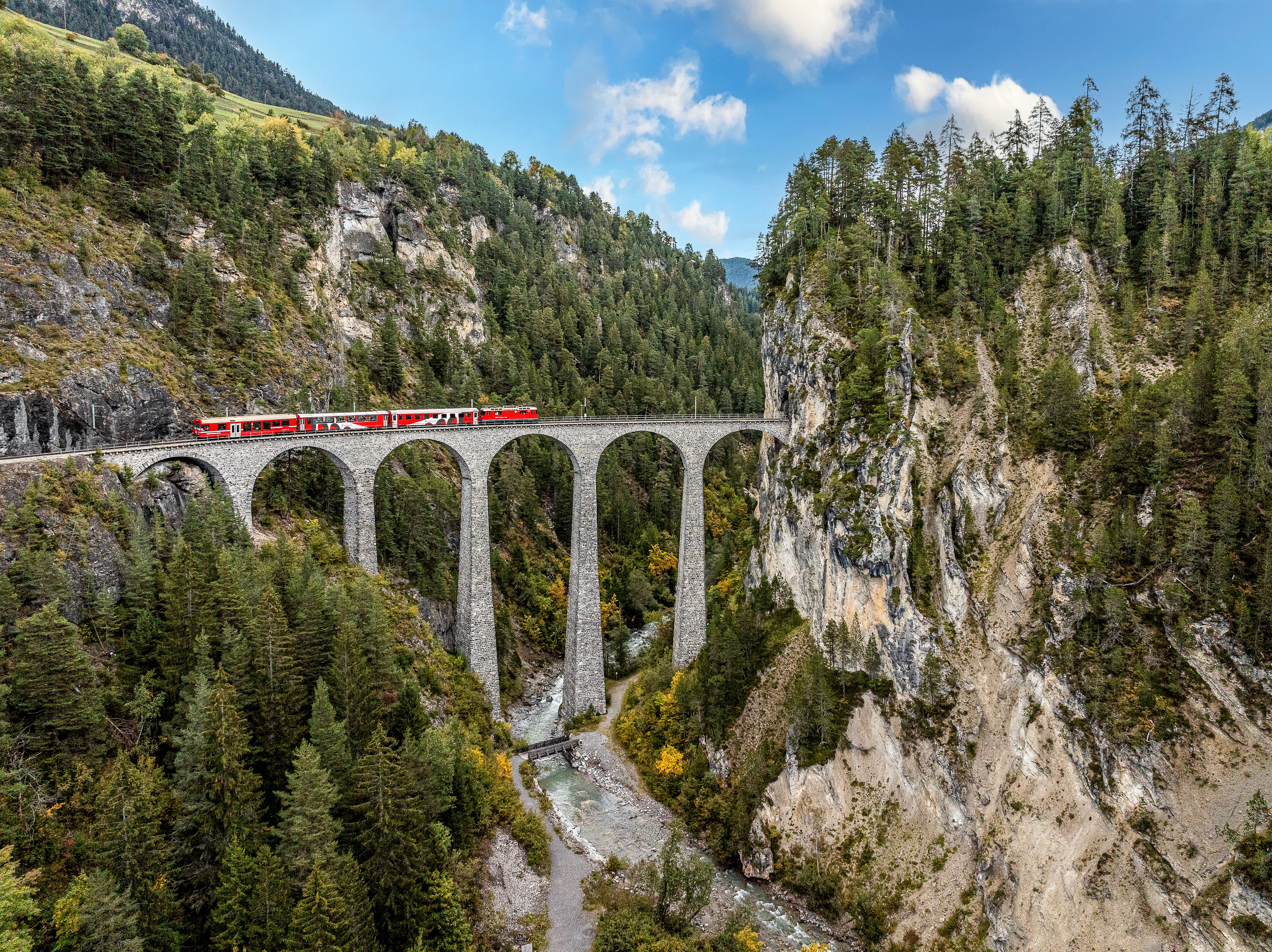 La navetta del viadotto attraversa il viadotto Landwasser.