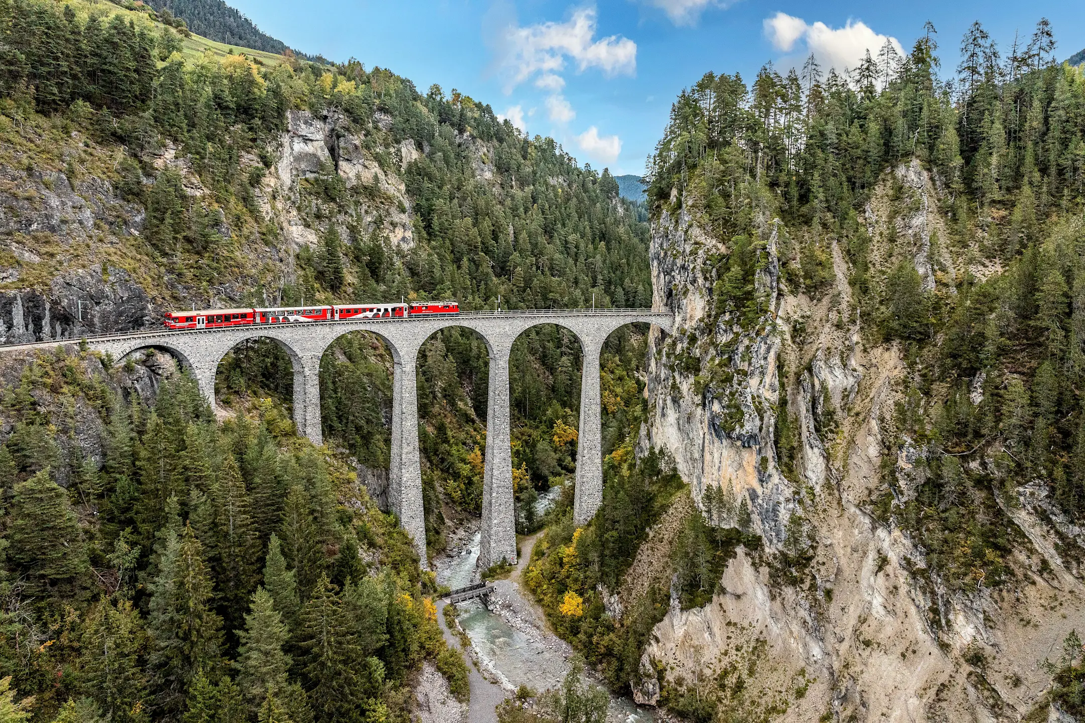 La navetta del viadotto attraversa il viadotto Landwasser.
