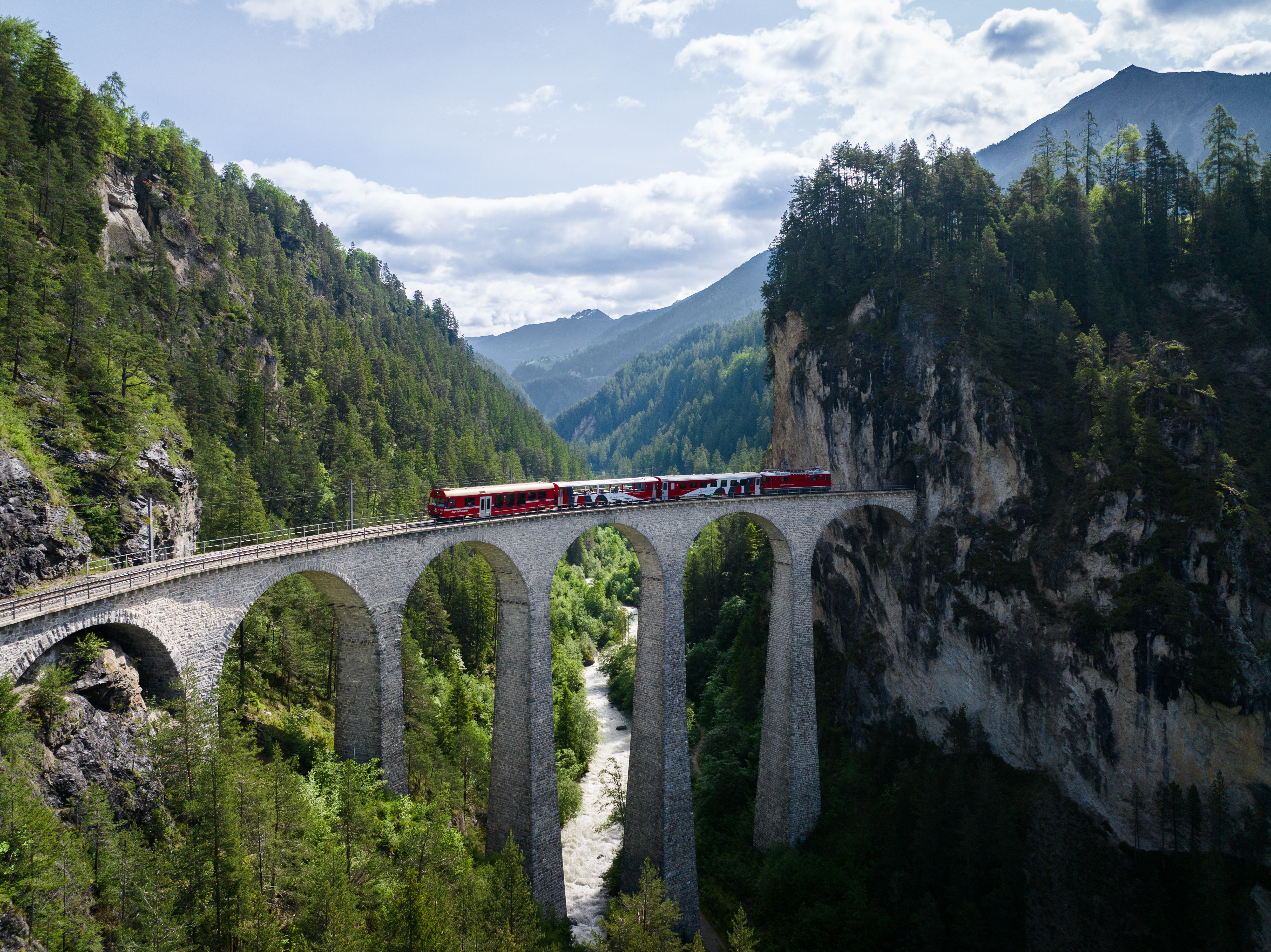 Der Viaduktshuttle fährt über den Landwasserviadukt. 