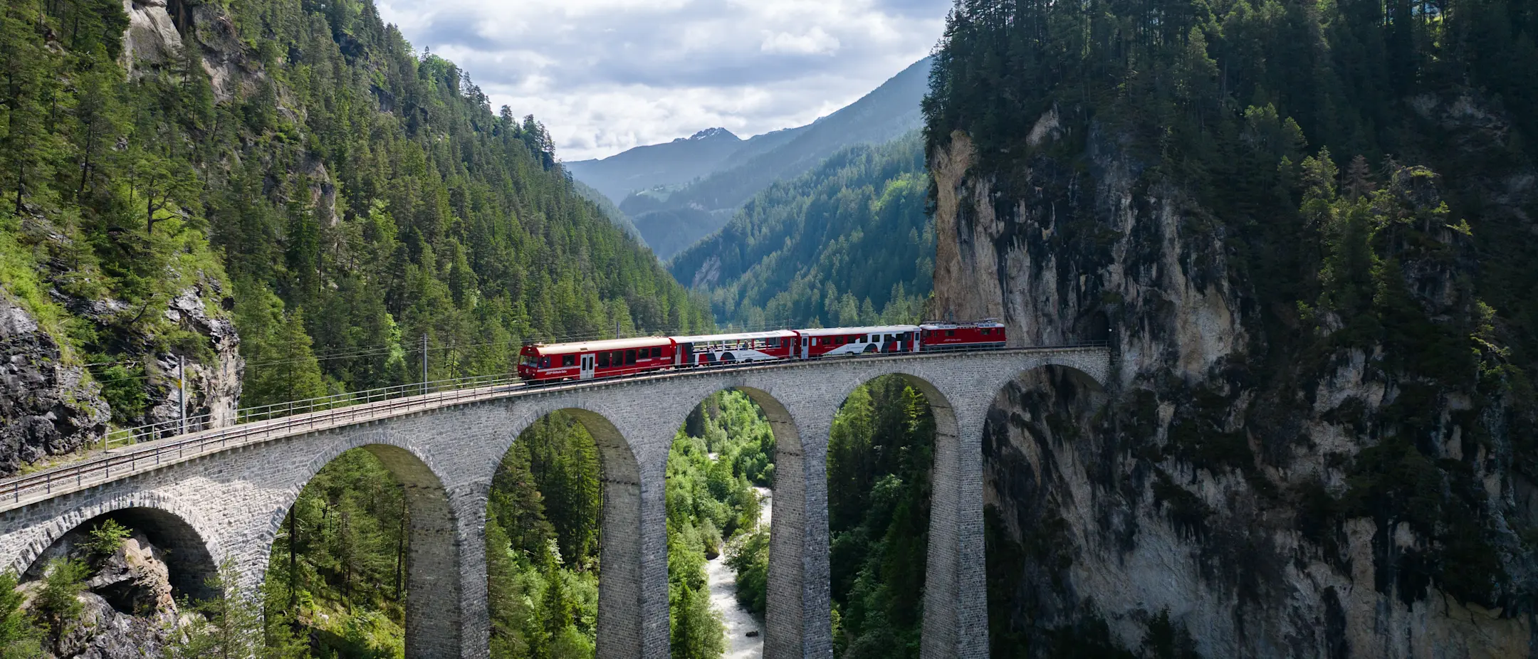 Der Viaduktshuttle fährt über den Landwasserviadukt.