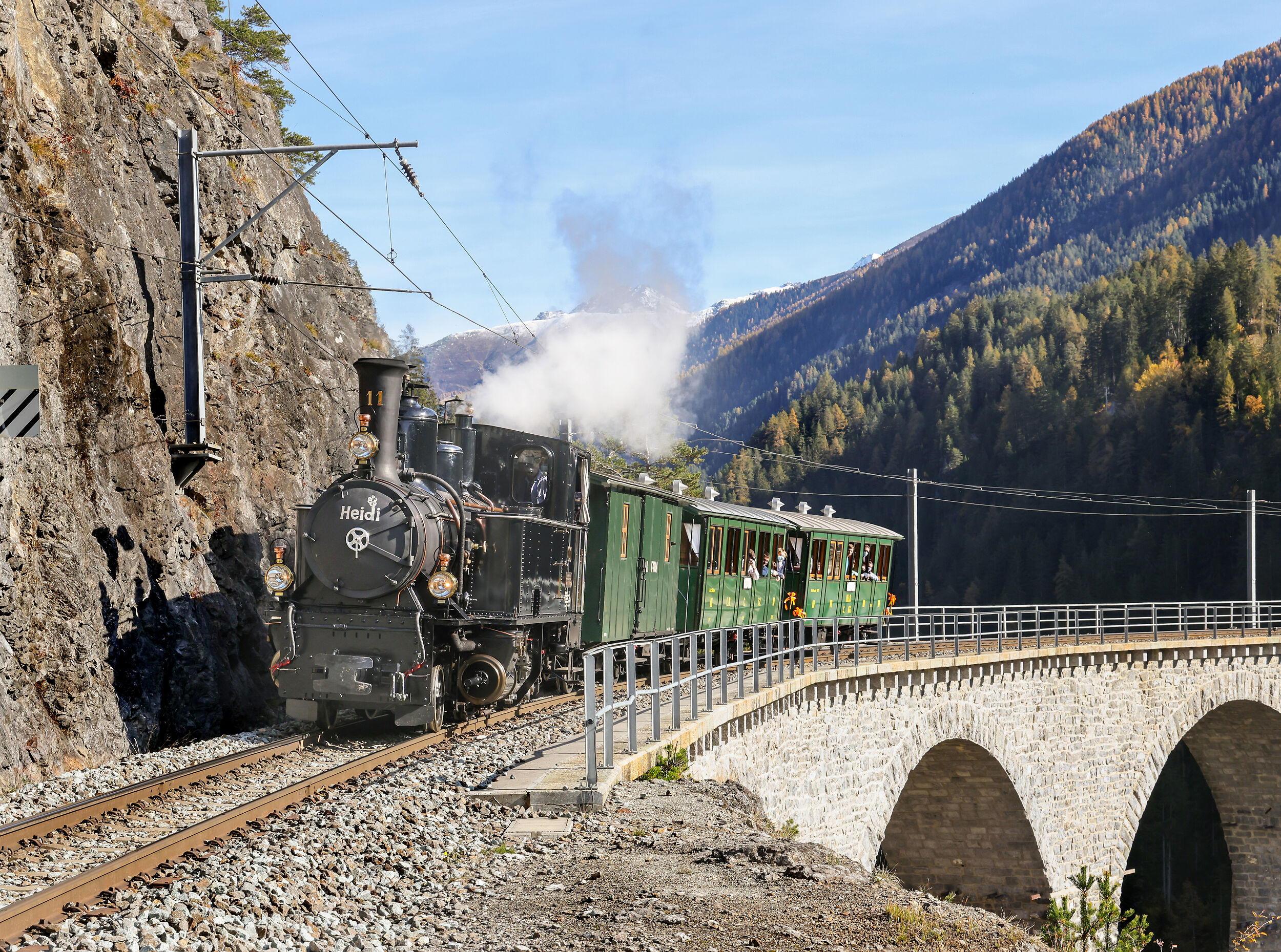 Die Dampflokomotive Heidi fährt über den Landwasserviadukt.
