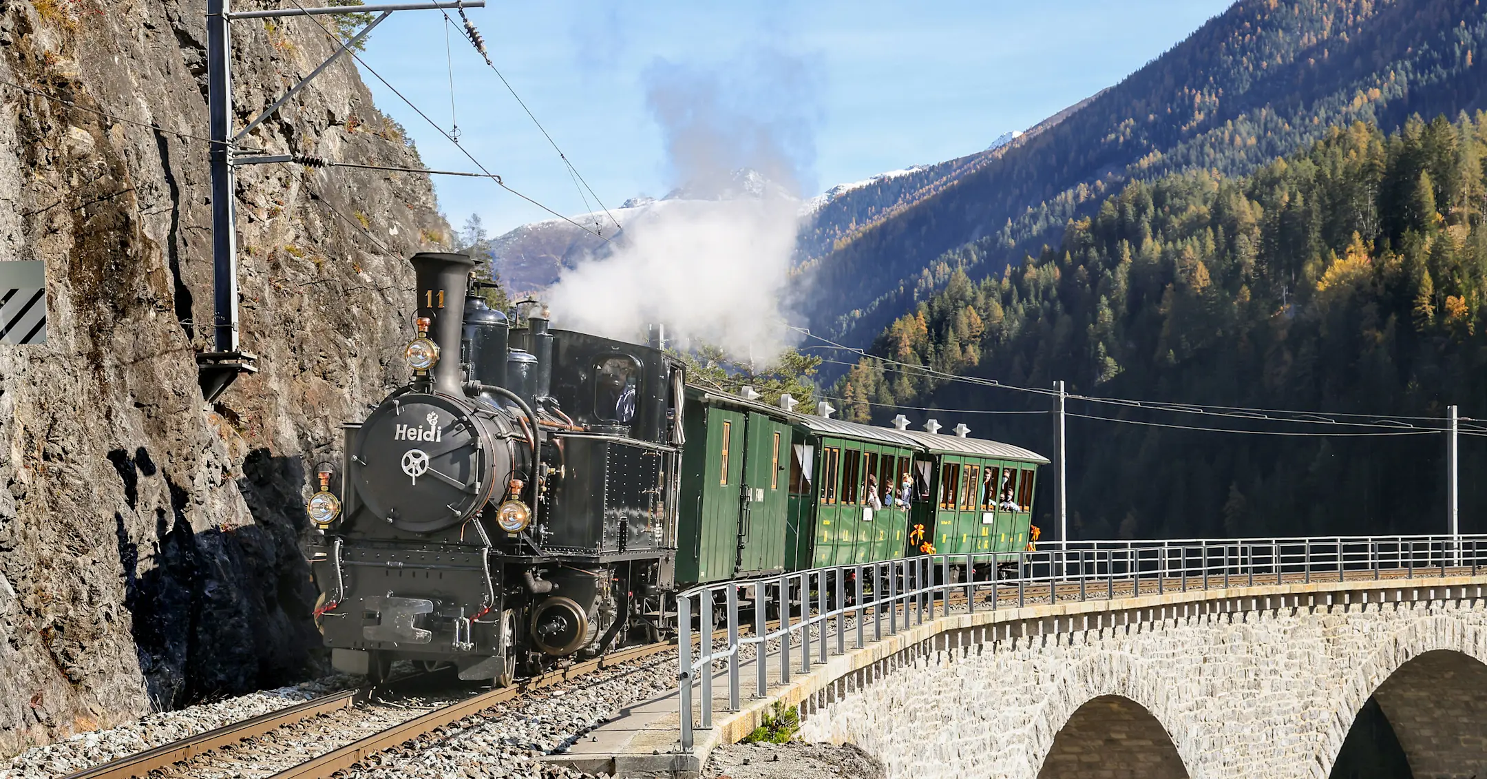 Die Dampflokomotive Heidi fährt über den Landwasserviadukt.