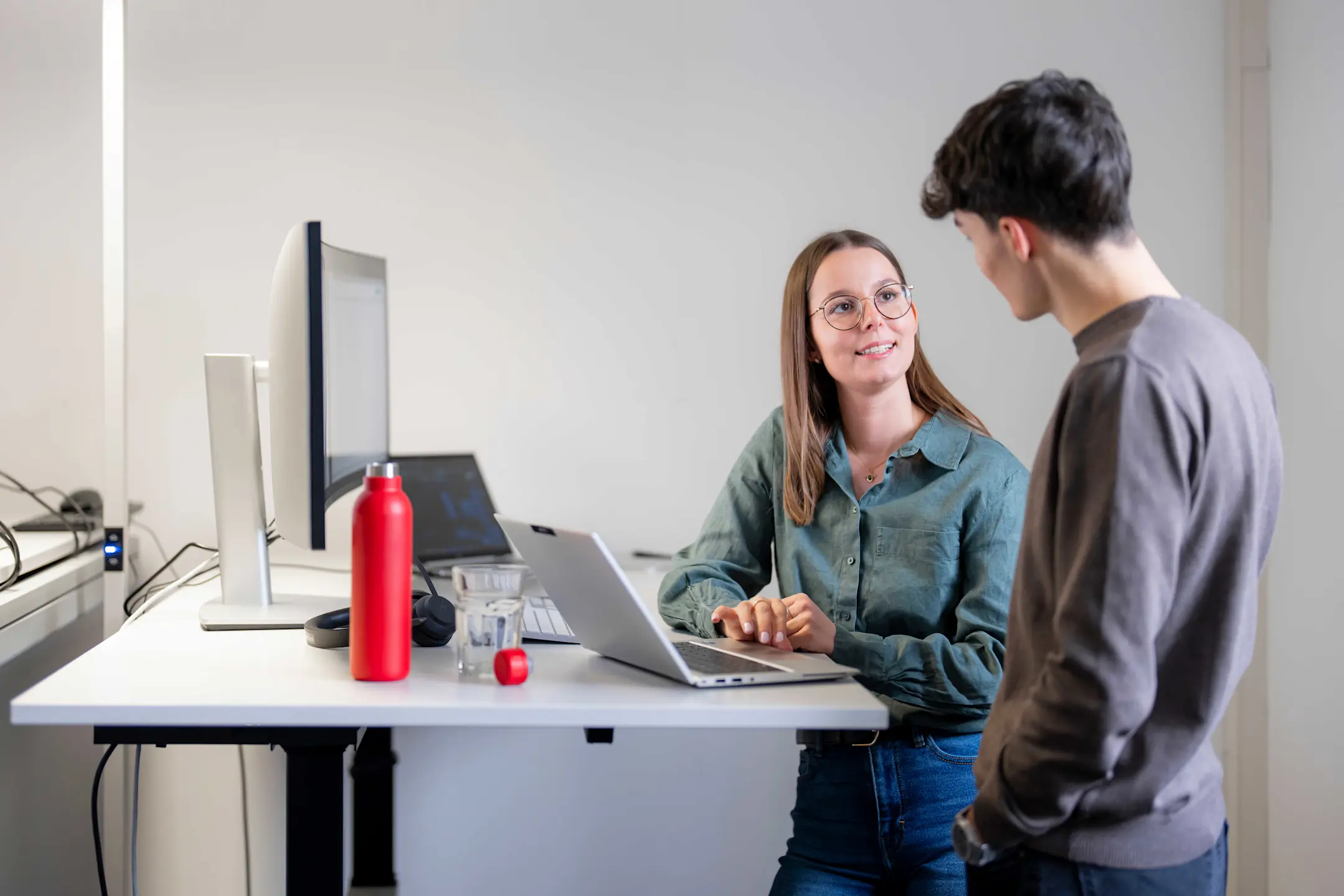 IT employees with PCs and laptops at a meeting