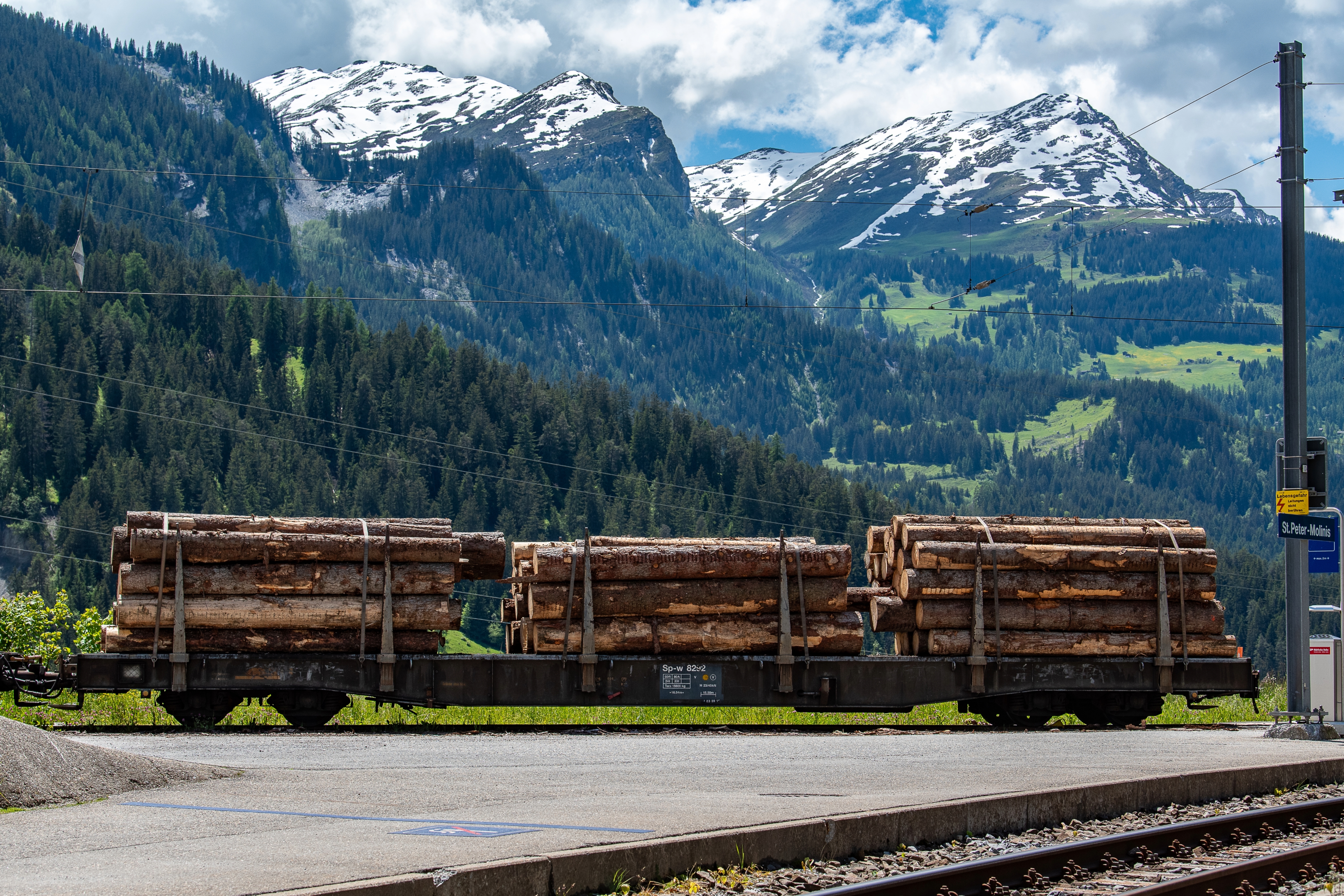 Ein Container-Tragwagen der Rhätischen Bahn