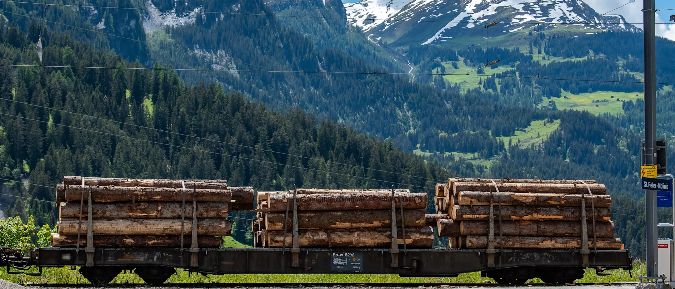 Ein Container-Tragwagen der Rhätischen Bahn