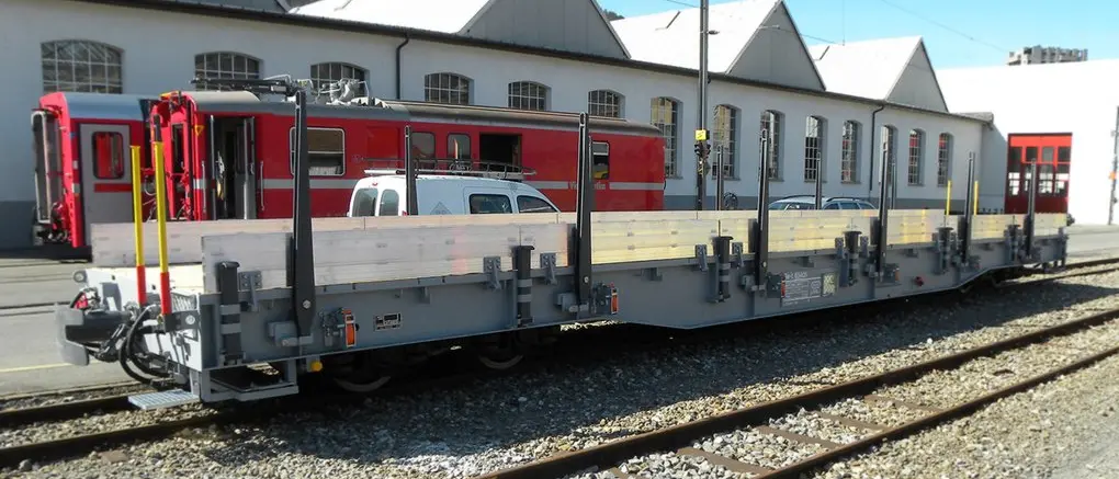 Ein Container-Tragwagen der Rhätischen Bahn vom Typ Re-t