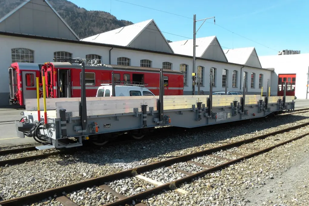 Ein Container-Tragwagen der Rhätischen Bahn vom Typ Re-t