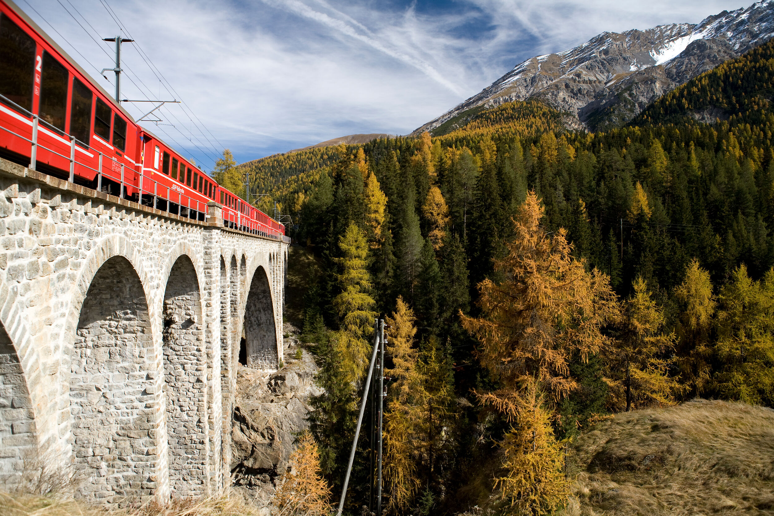 Ein Regionalzug der RhB fährt über den Innviadukt bei Cinuos-chel. 