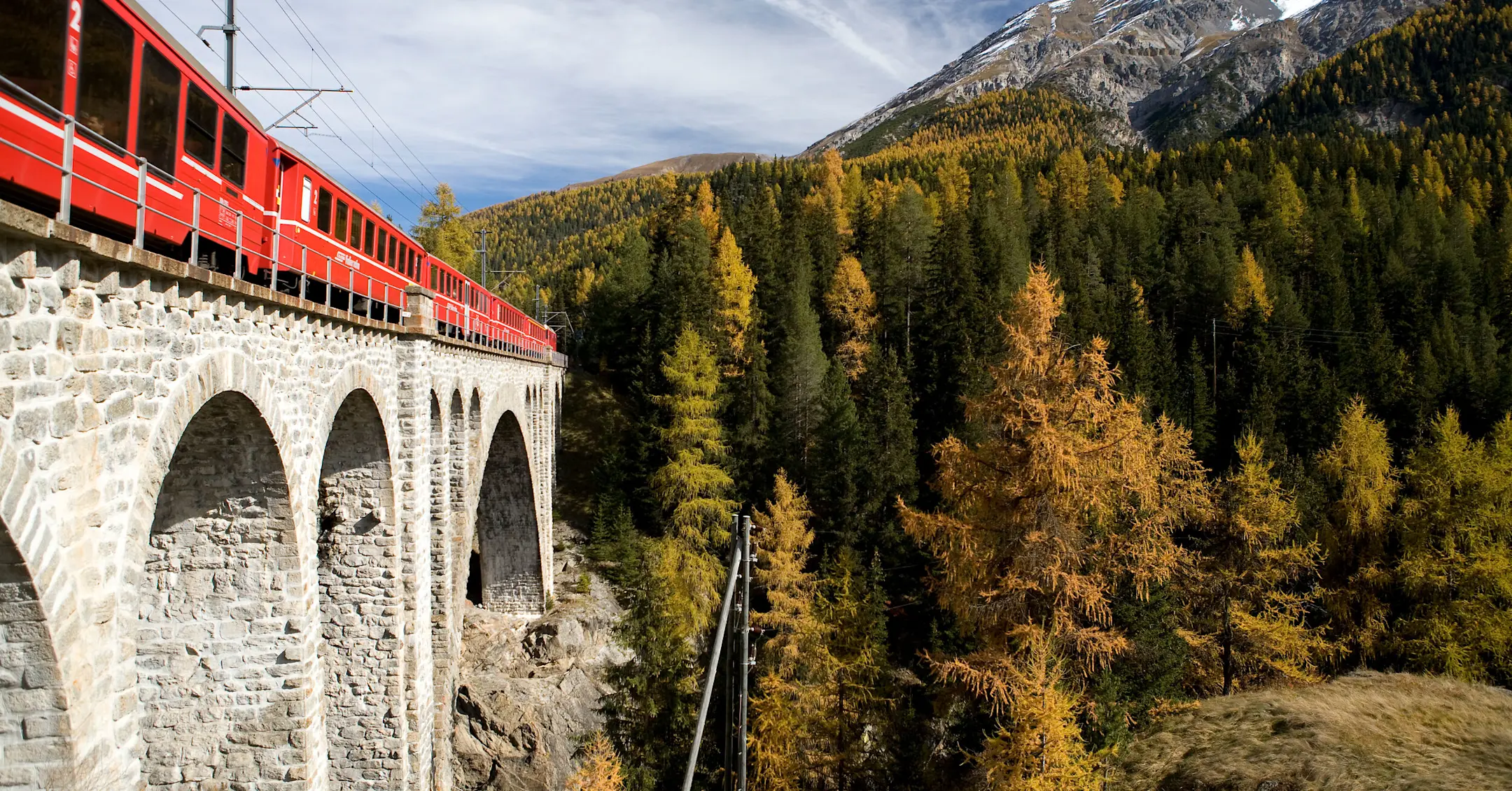 Ein Regionalzug der RhB fährt über den Innviadukt bei Cinuos-chel.