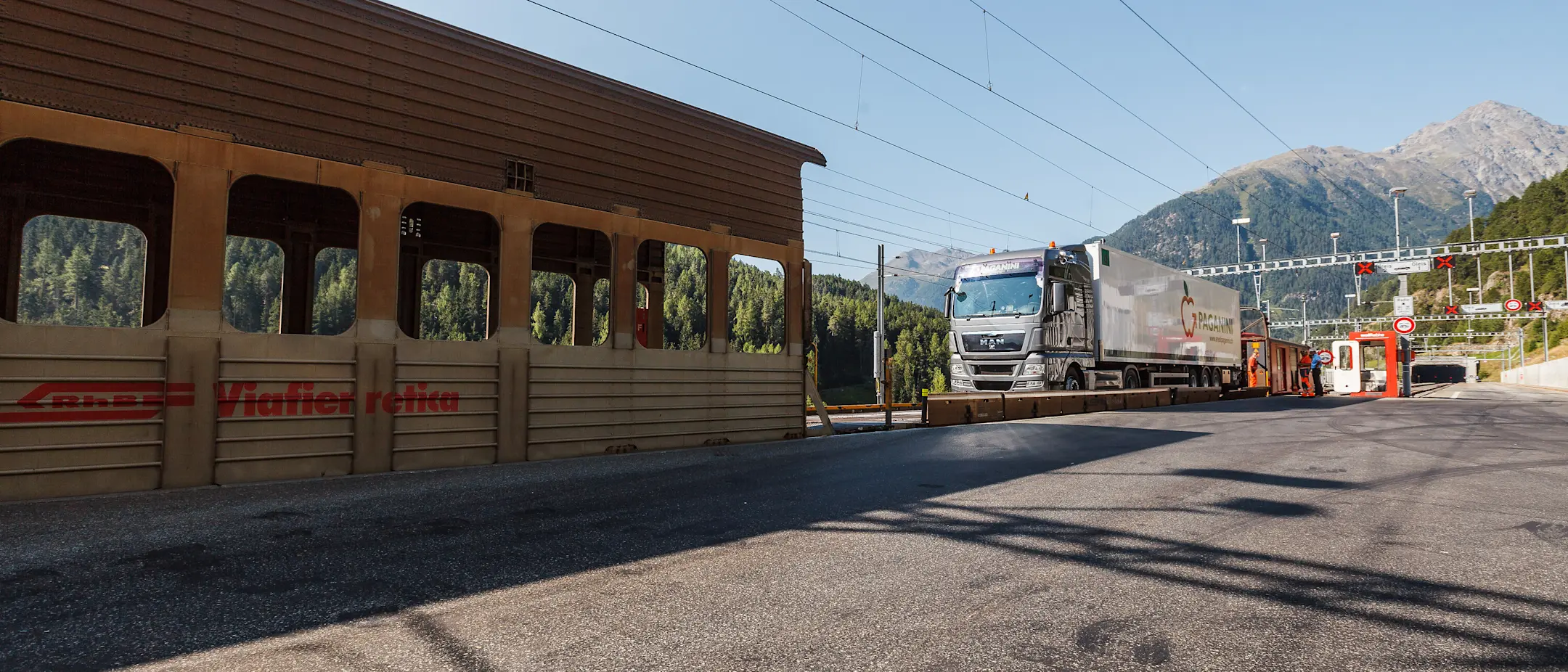 Autoverladestation Sagliains der Rhätischen Bahn