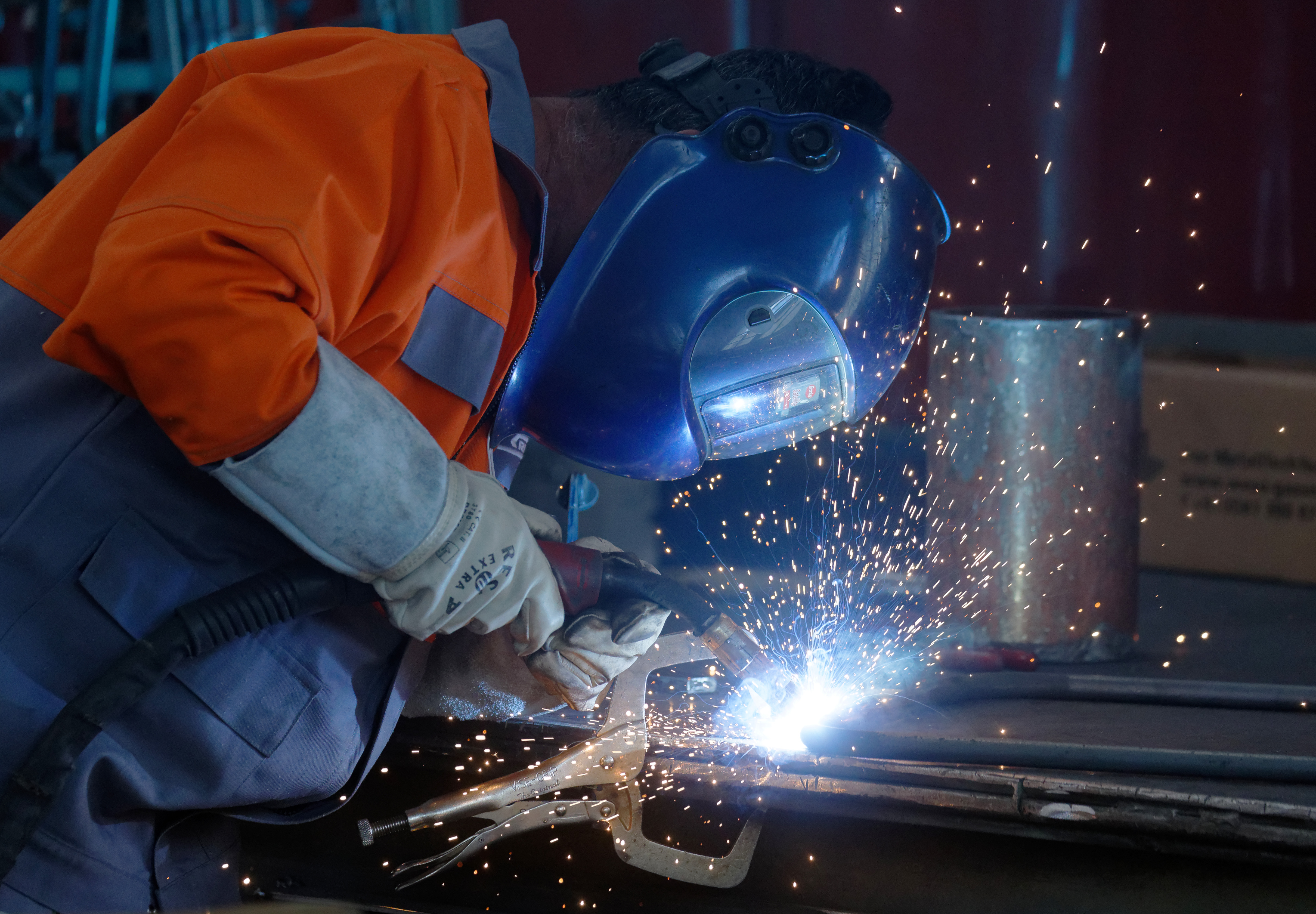 RhB-Mitarbeiter des Geschäftsbereichs Rollmaterial beim Schweissen.