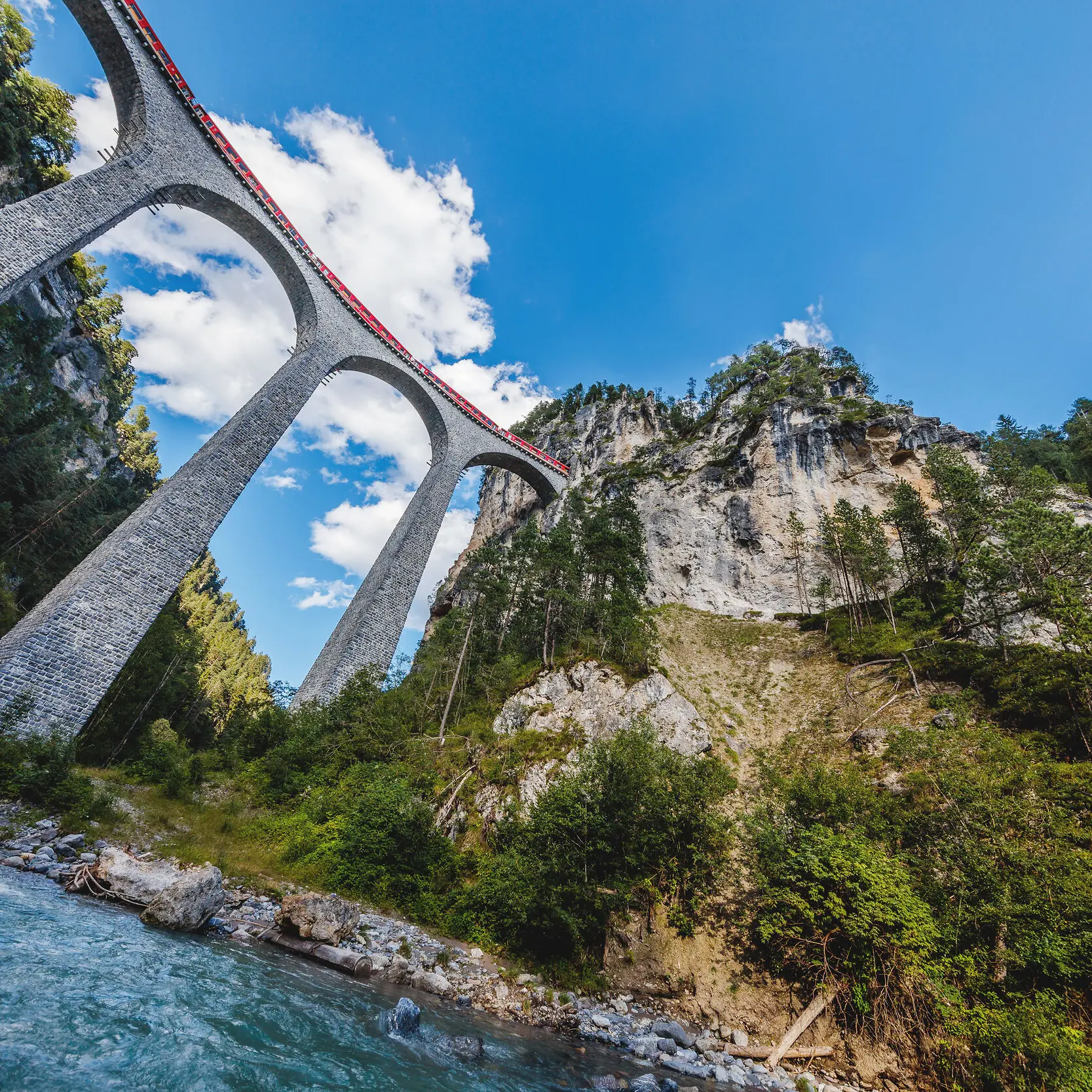 Die Rhätische Bahn fährt im Sommer über den Landwasserviadukt.